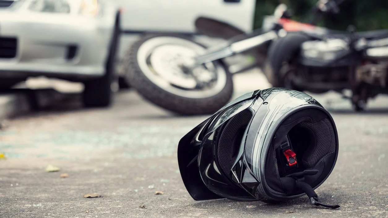 Anstatt dem Motorradfahrer zu helfen, machte die Frau ein Foto und fuhr einfach weiter. (Symbolfoto)