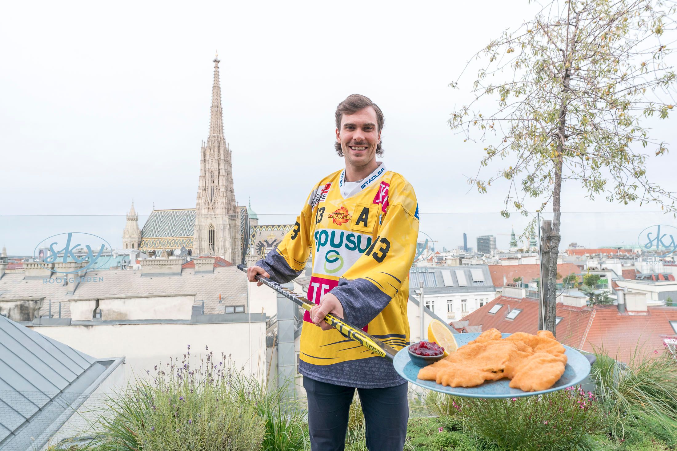 Caps-Stürmer Trevor Cheek serviert Schnitzel mit Blick auf den Stephansdom. 