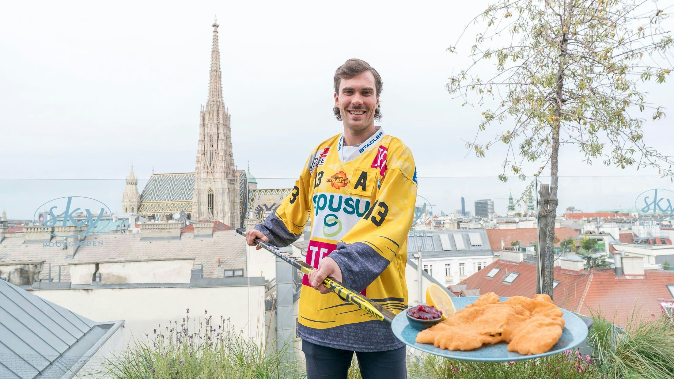 hobbykoch und vienna capitals spieler trevor cheek mit einem schnitzel auf seinem eishockeyschläger, im steffl in der kärtntner straße mit blick auf den stephansdom, 20231017 foto: helmut graf/tageszeitung heute