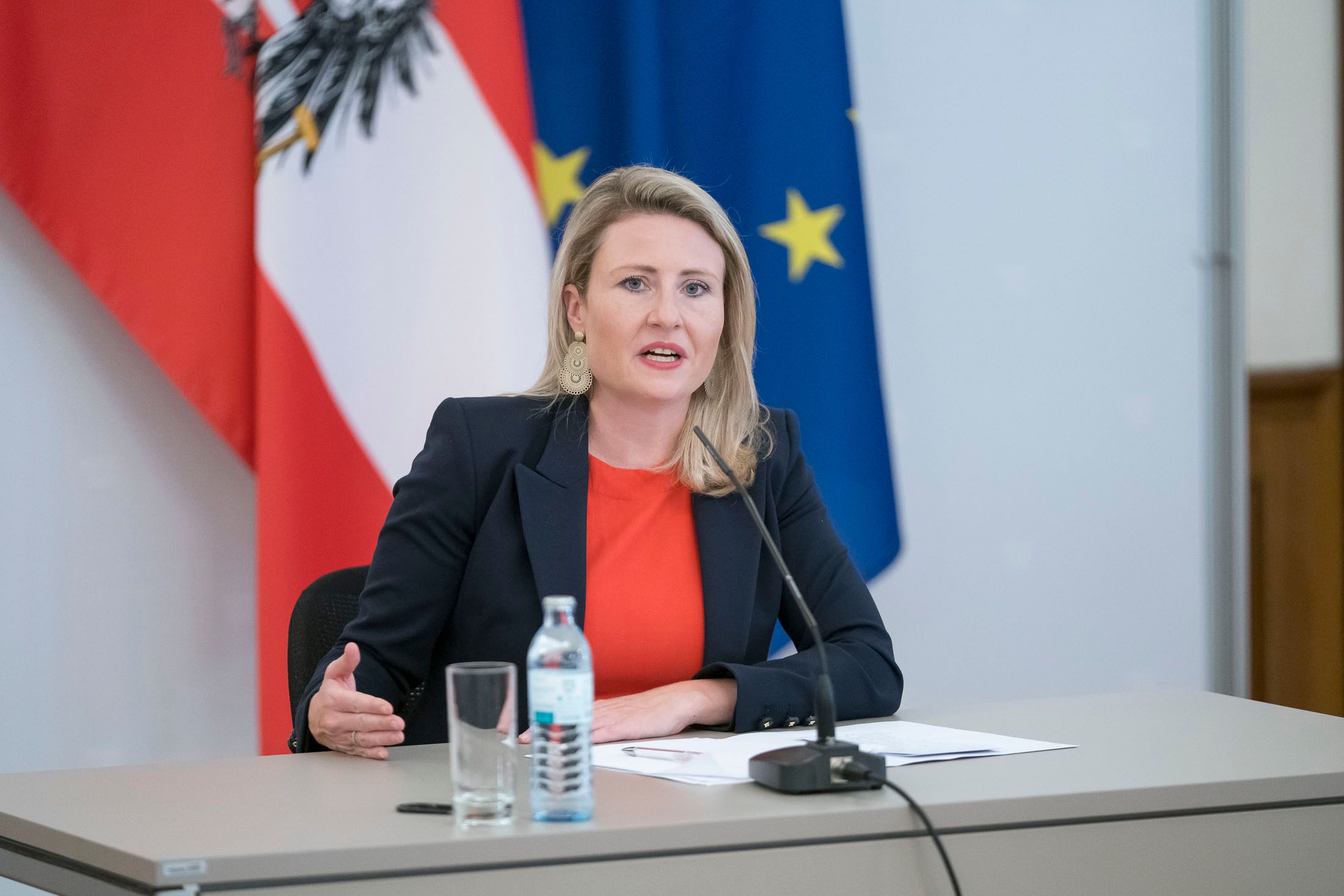 Frauen- und Integrationsministerin Susanne Raab (ÖVP) drängt im Kampf gegen Kinder-Zwangsehen auf die rasche Anhebung des Ehealters auf 18 Jahre.