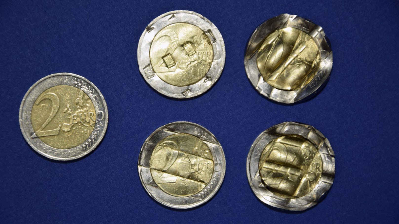 Die Münzen wurden ursprünglich entwertet, anschließend rechtswidrig wieder begradigt, um damit Verkaufsautomaten zu täuschen.