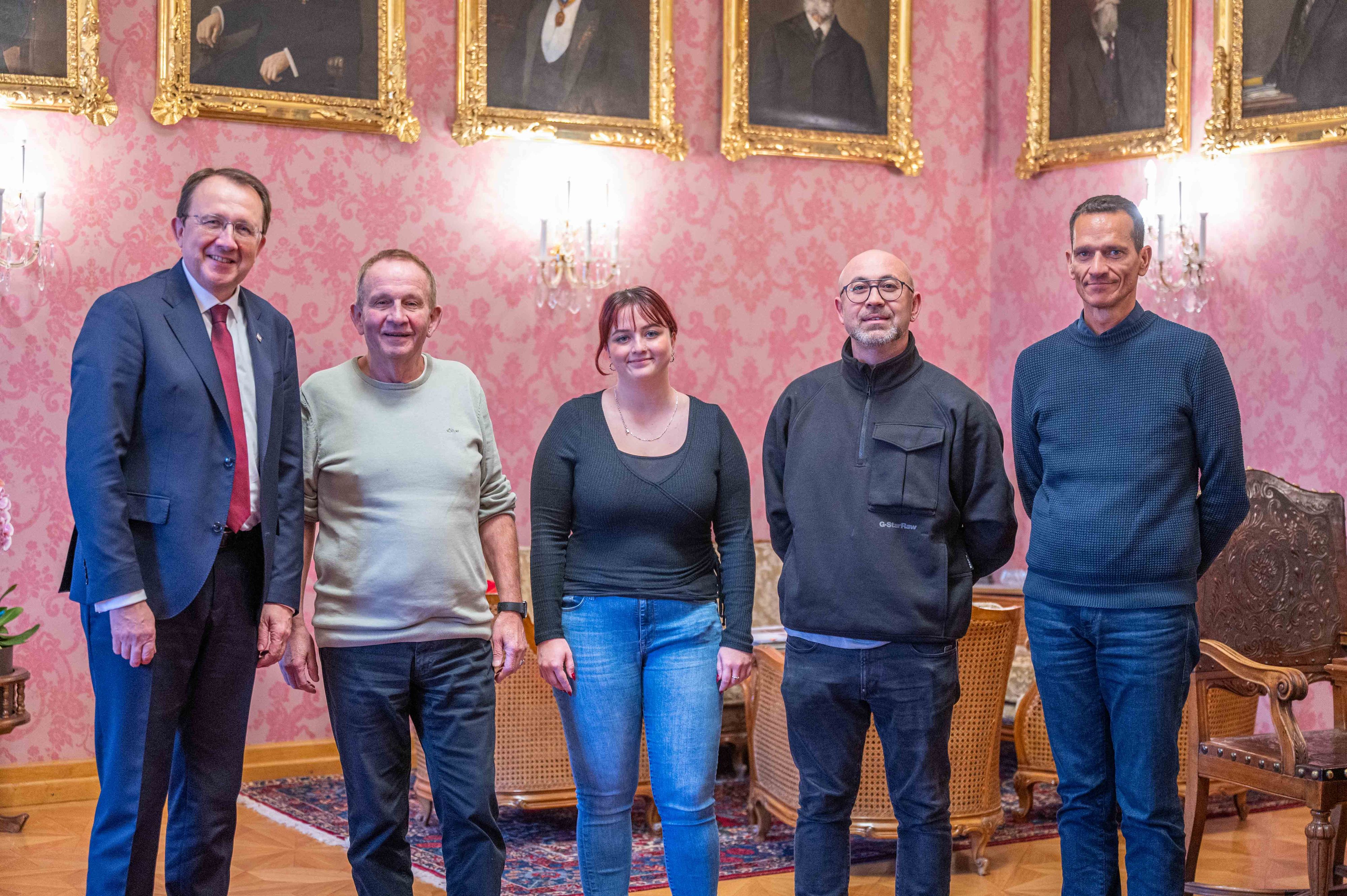 Bürgermeister Matthias Stadler, Johannes Wahala (Leiter COURAGE), Julia Höllmüller (Mitarbeiterin des städtischen Büros für Diversität), Ceyhan Yerlikaya (Sexual- und Sozialpädagoge COURAGE) und Peter Eigelsreiter (Leiter Geschäftsbereich „Gesundheit, Soziales und Umwelt“).