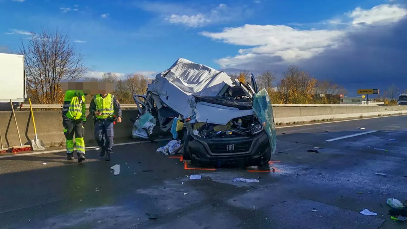 Ersten Meldungen zufolge blieb der Fahrer des Transporters unverletzt.