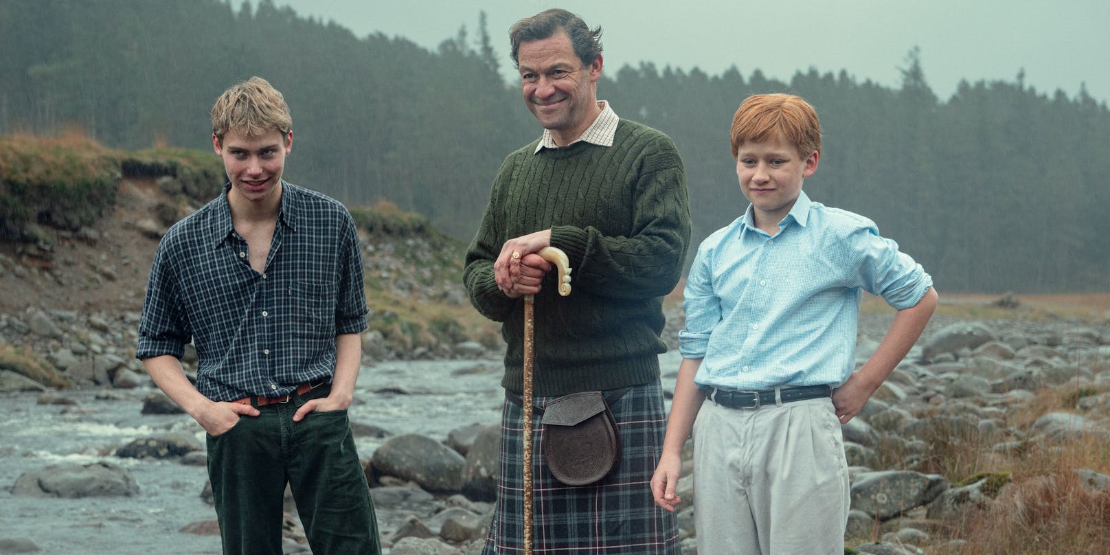 Prinz Charles (Dominic West) mit seinen Söhnen William und Harry