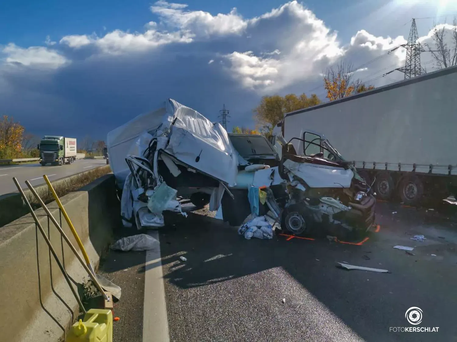 Auf der A1 bei Asten kollidierte ein Kleintransporter mit einem Sattelauflieger. 