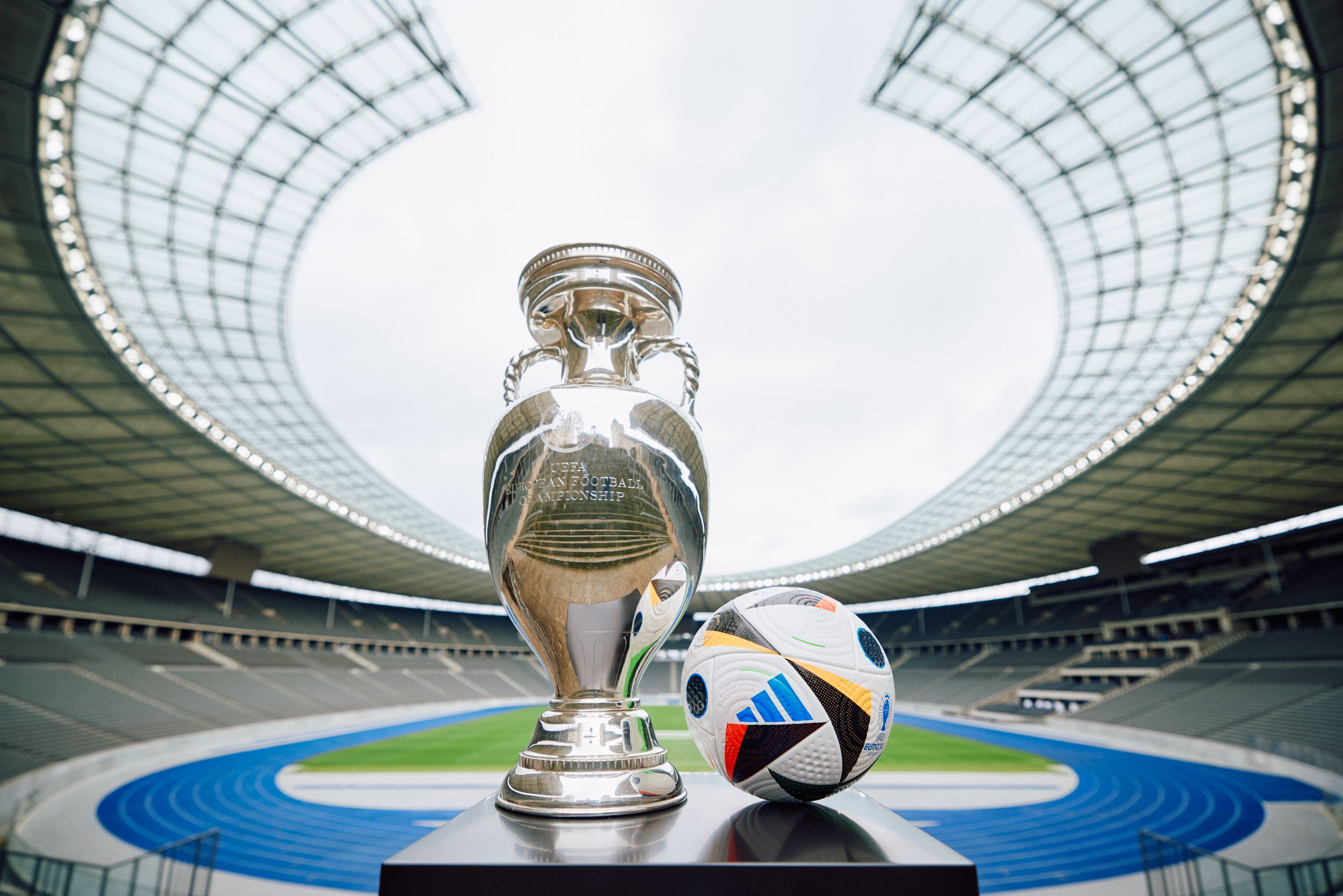 Der EM-Pokal und der Turnier-Ball im Berliner Olympiastadion