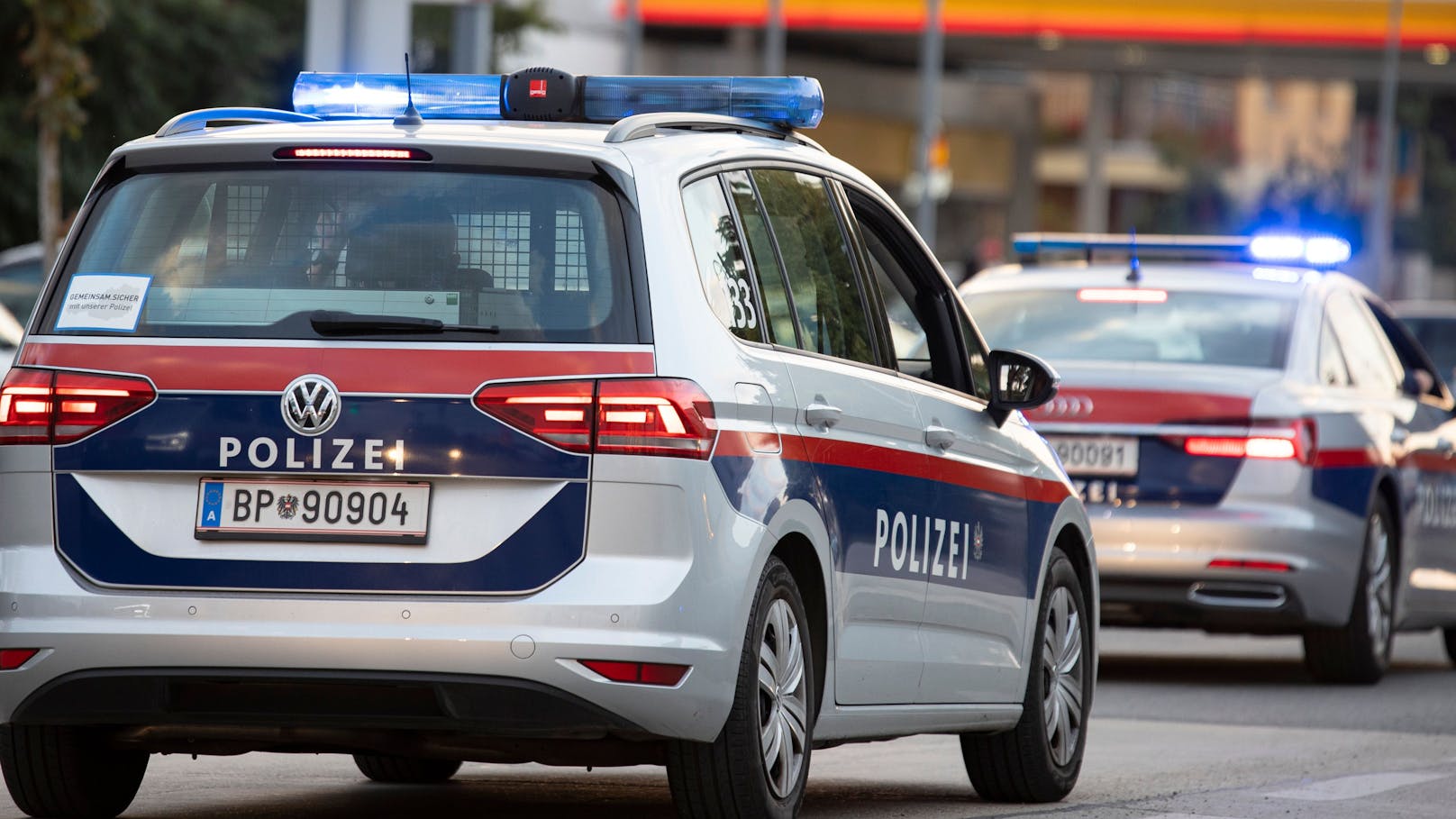 Bewaffneter raubt Tankstelle in Wien aus