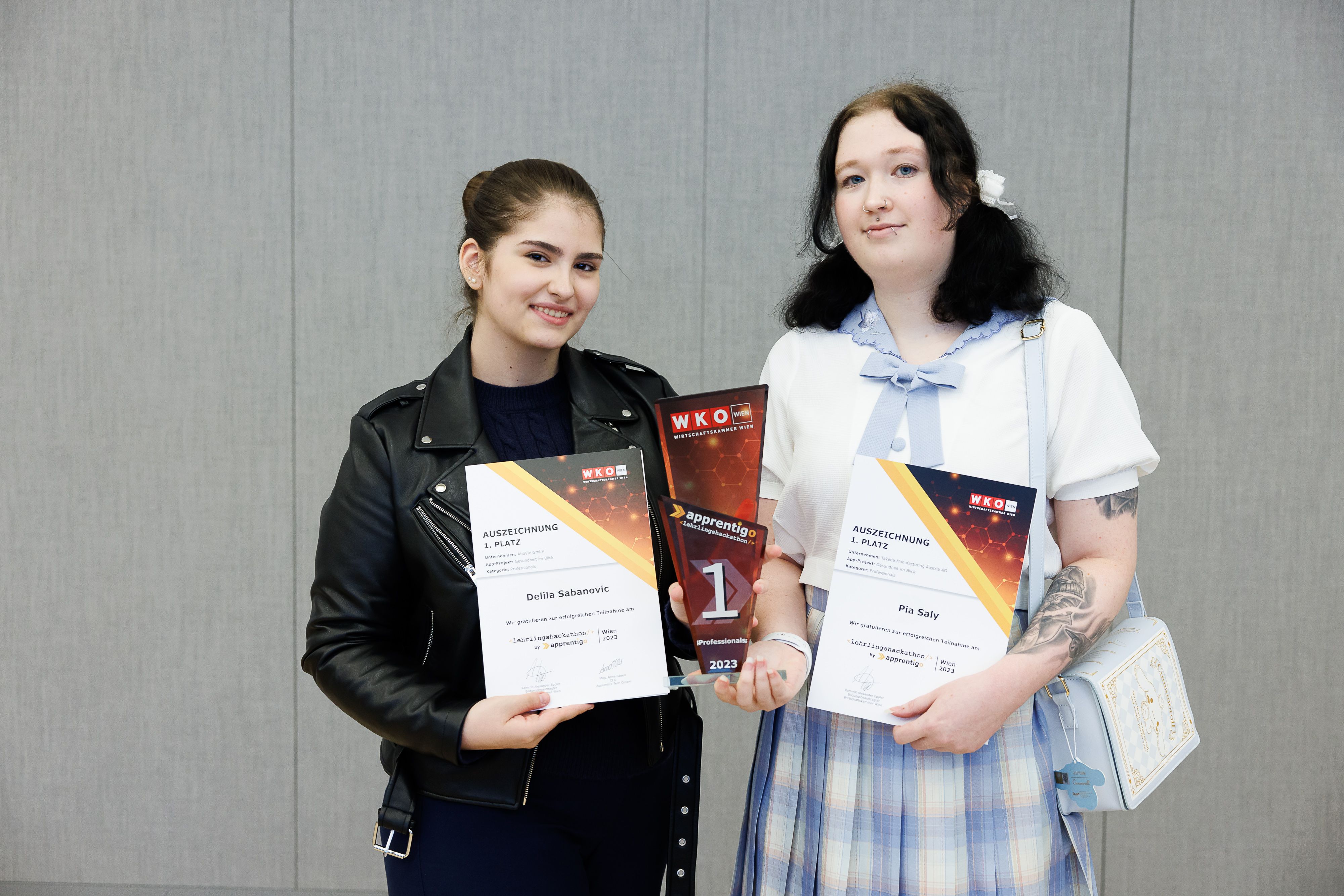 Die glücklichen Gewinner: Delila Sabanovic (l.) und Pia Saly holten sich den ersten Platz beim Hackathon.