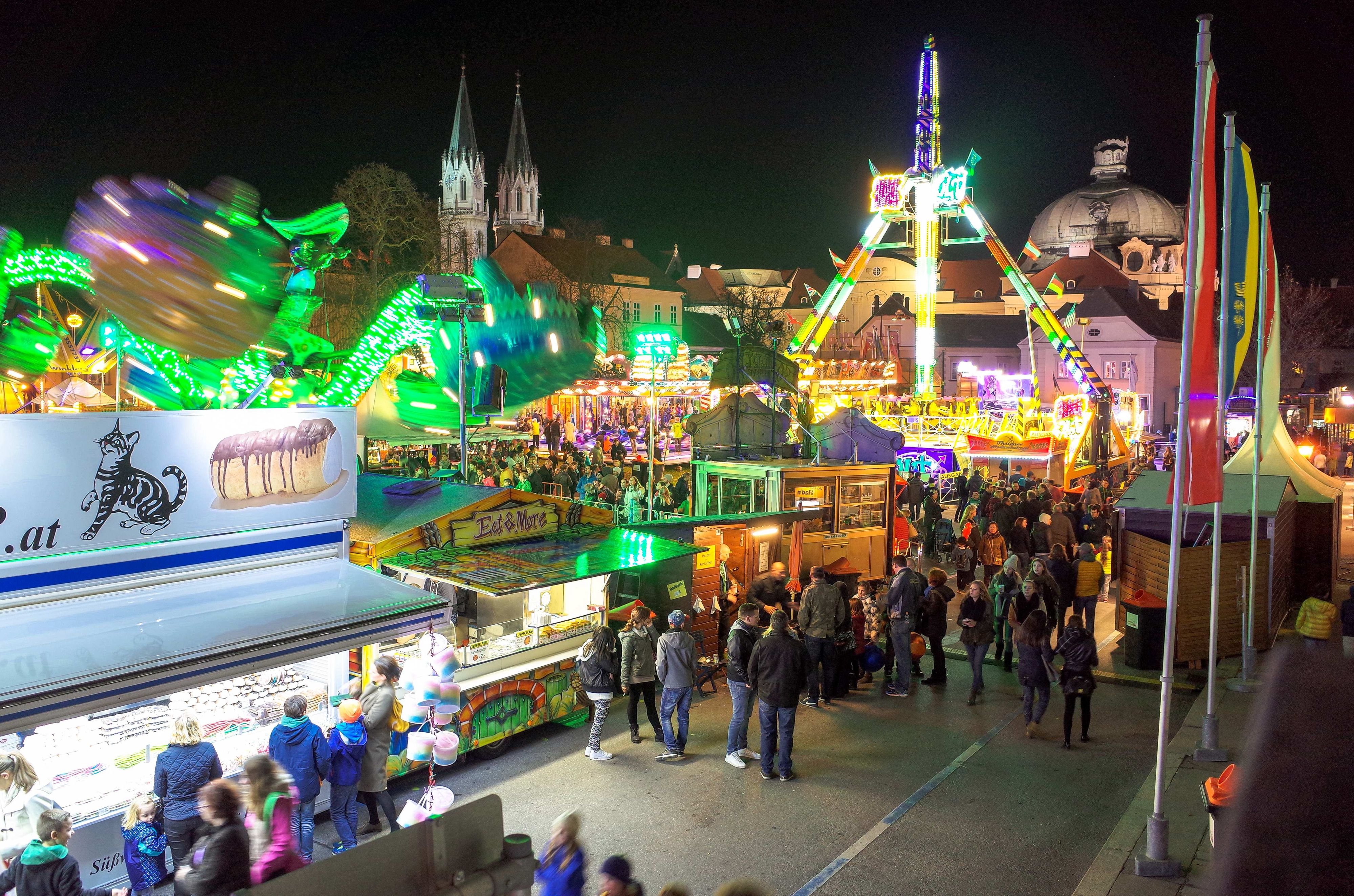 Ringelspiele, Schießbuden und Punsch – Ausnahmezustand am Rathausplatz in Klosterneuburg.