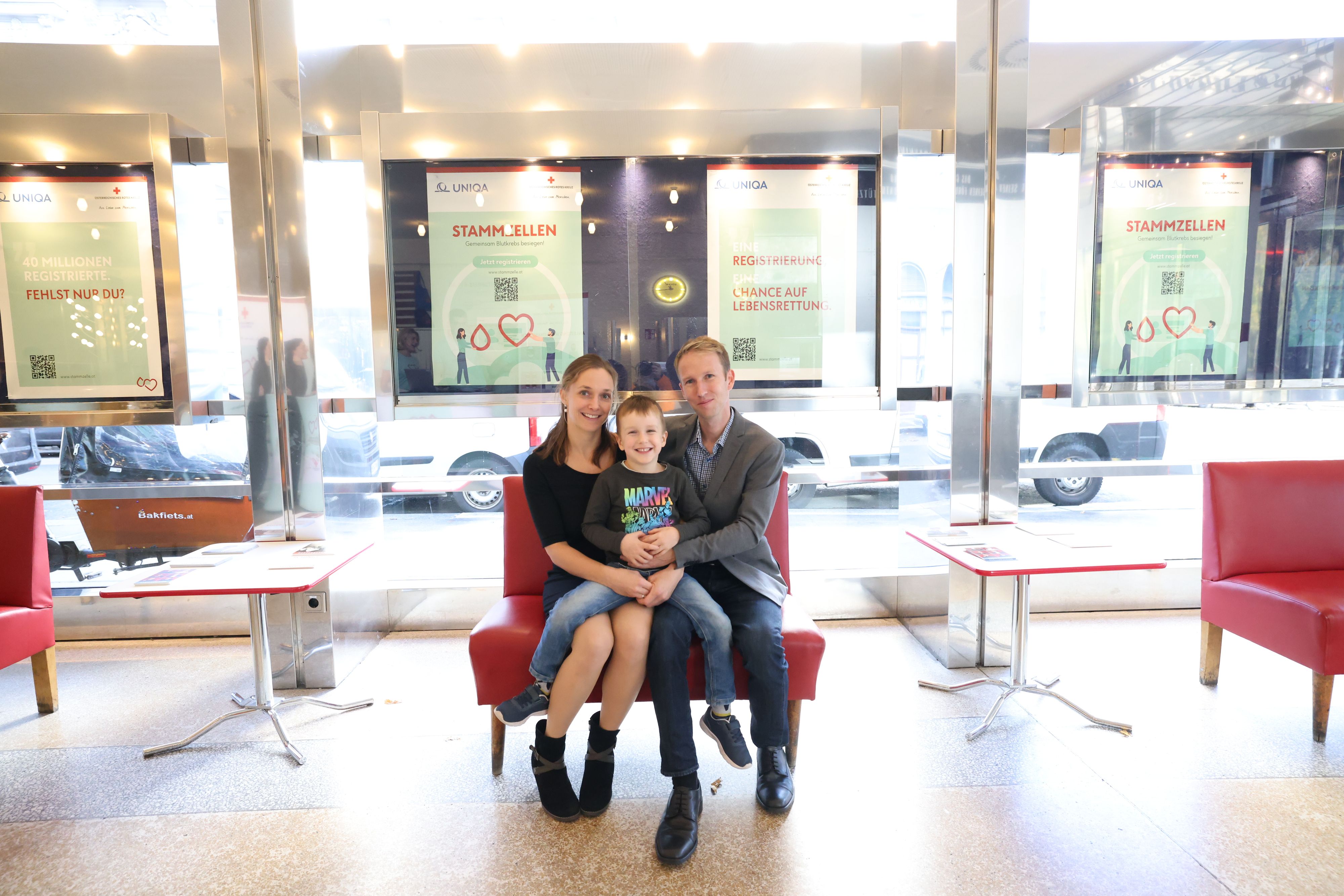 Mama Sandra und Papa Stefan mit ihrem Sohn Michael.