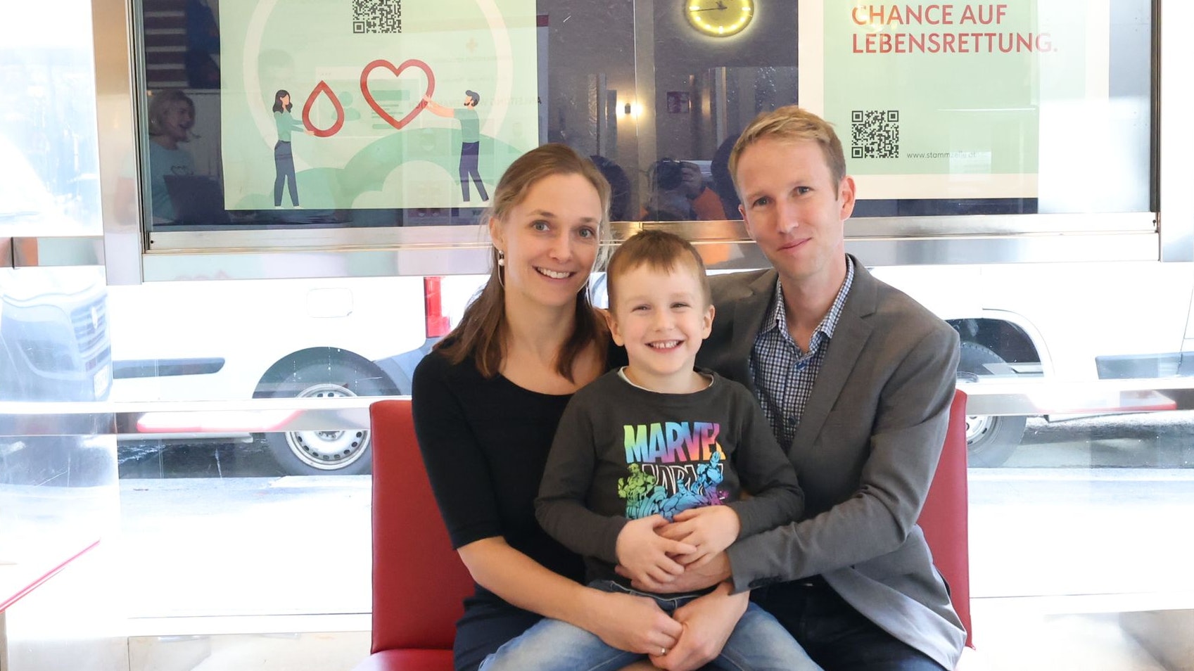 Mama Sandra und Papa Stefan mit ihrem Sohn Michael.