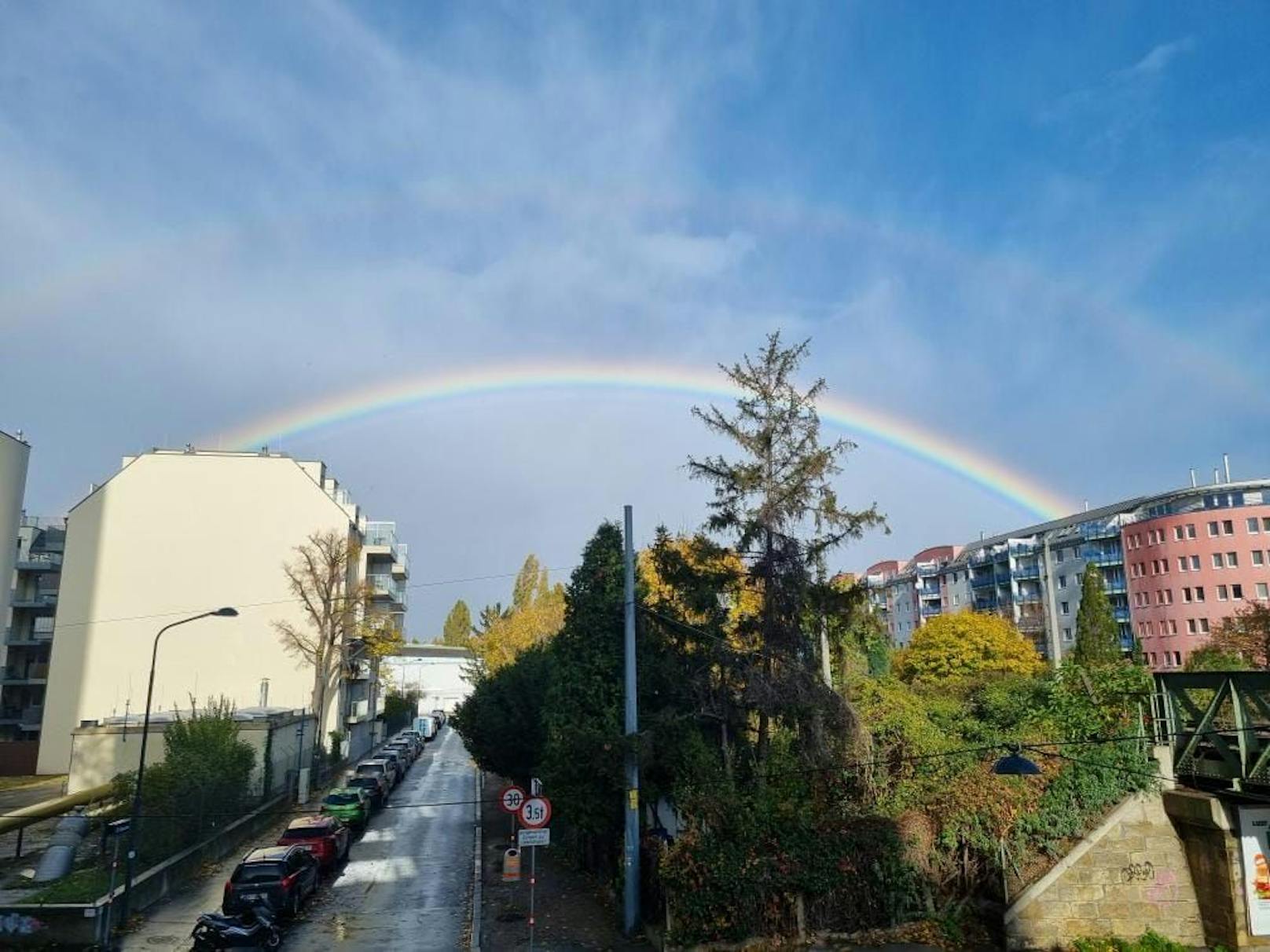 Der bunte Kegelmantel war in mehreren Bezirken sichtbar.