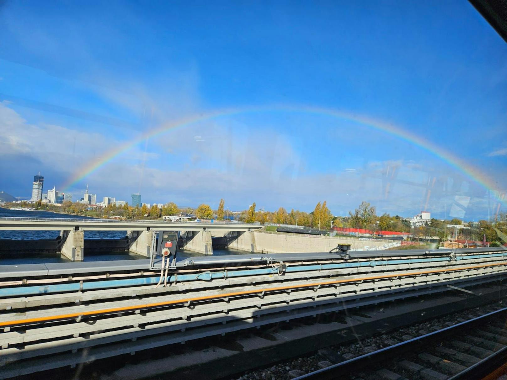 Auch Öffi-Kunden hatten ihren Spaß mit dem Regenbogen.