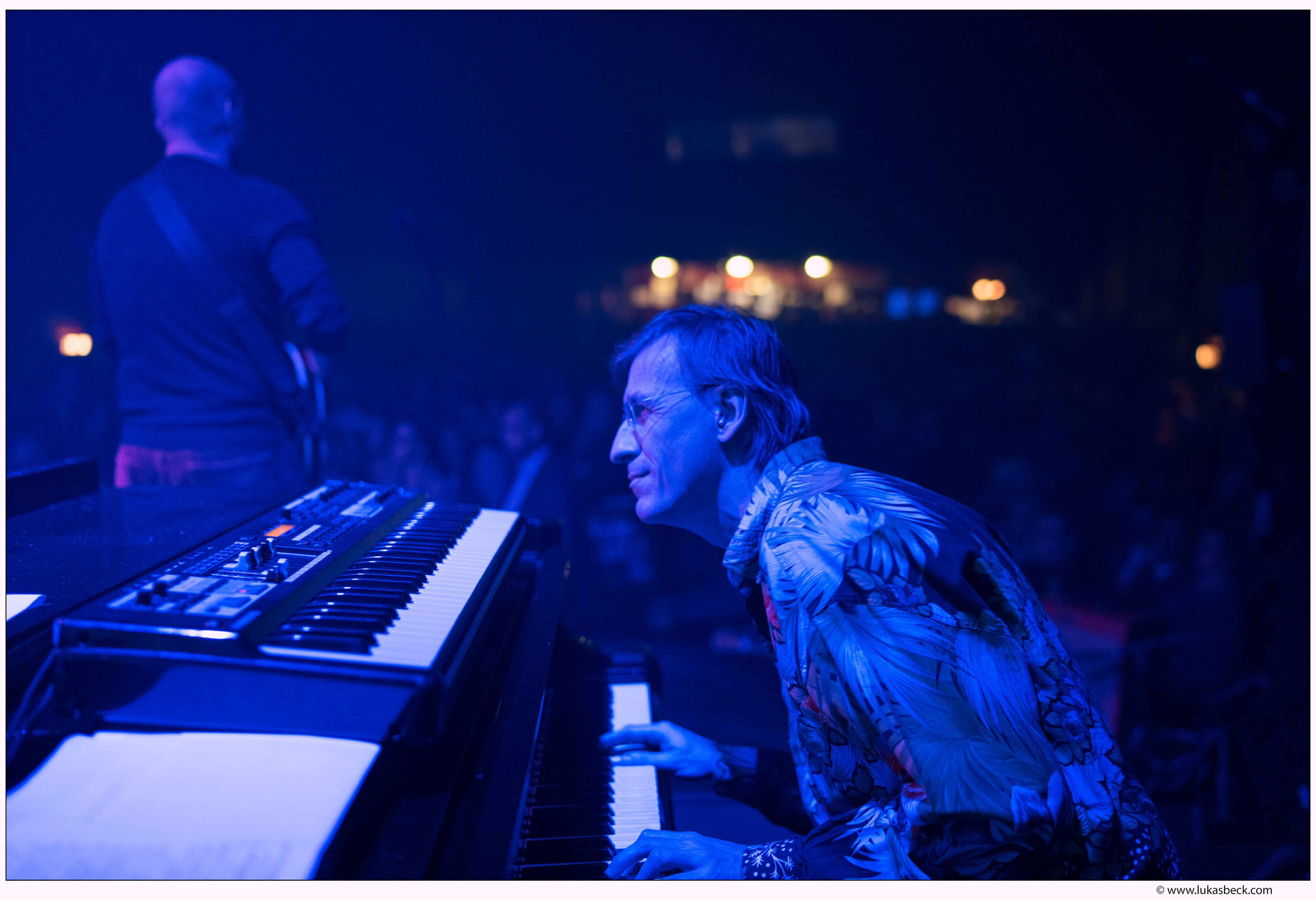 Gerald Schuller führt das K-Pop-Projekt in Wien. Er ist international anerkannter Jazzpianist und Leiter des Instituts für Popularmusik (IPop) der mdw. Gemeinsam mit dem koreanischen Vokalisten Yoon Sang Cho interpretiert er K-Pop Klassiker.