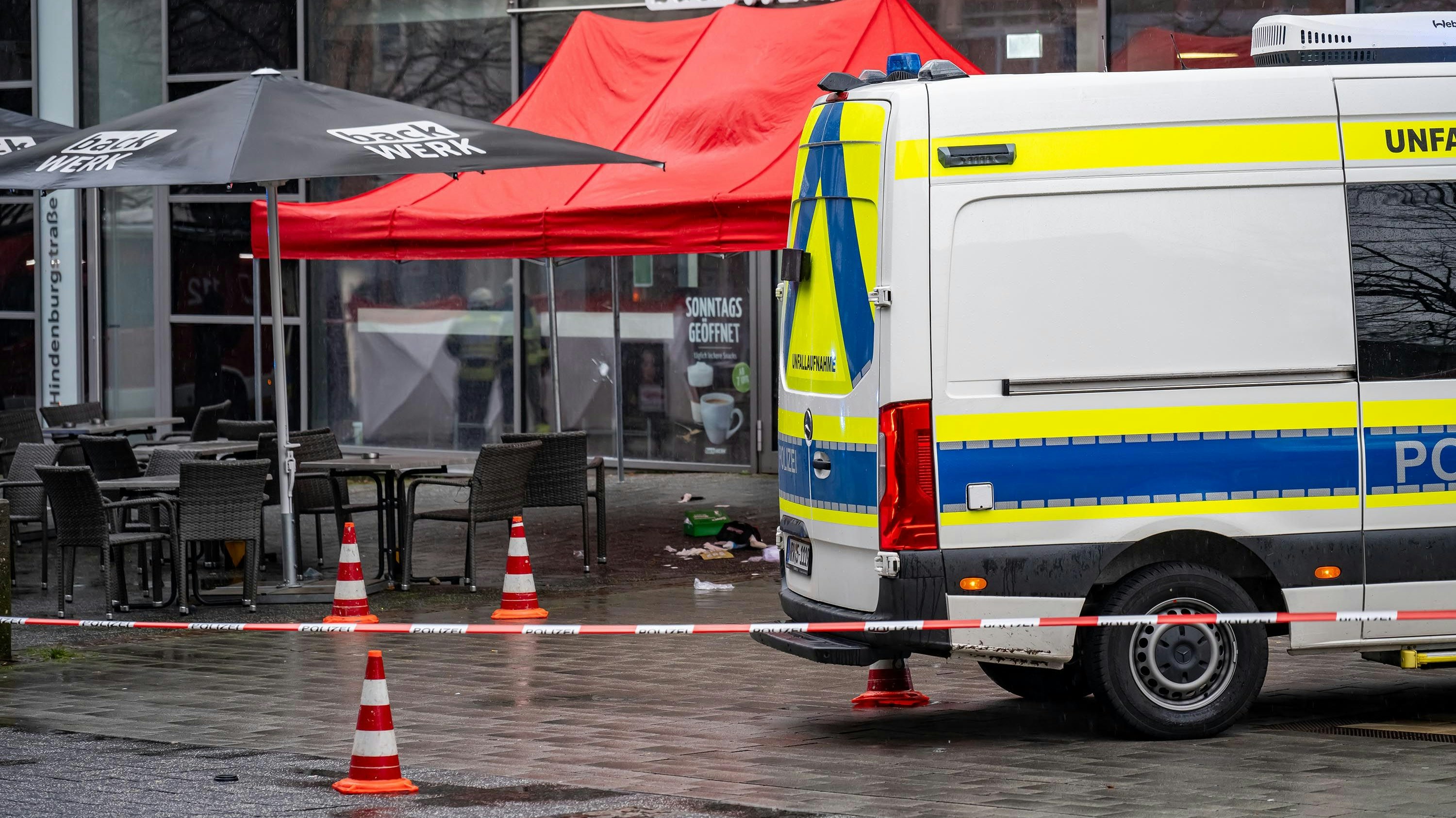 In der Innenstadt von Gummersbach ging ein Mann (30) offenbar mit einem Messer auf einen Polizisten los. Der Mann wurde niedergeschossen.
