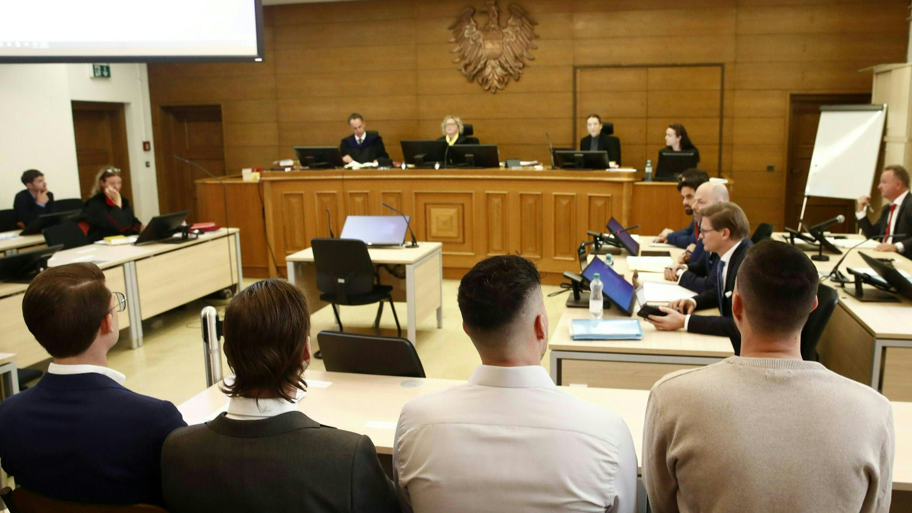 Der Hauptangeklagte (2.v.l.) legte am Mittwoch plötzlich ein Geständnis ab