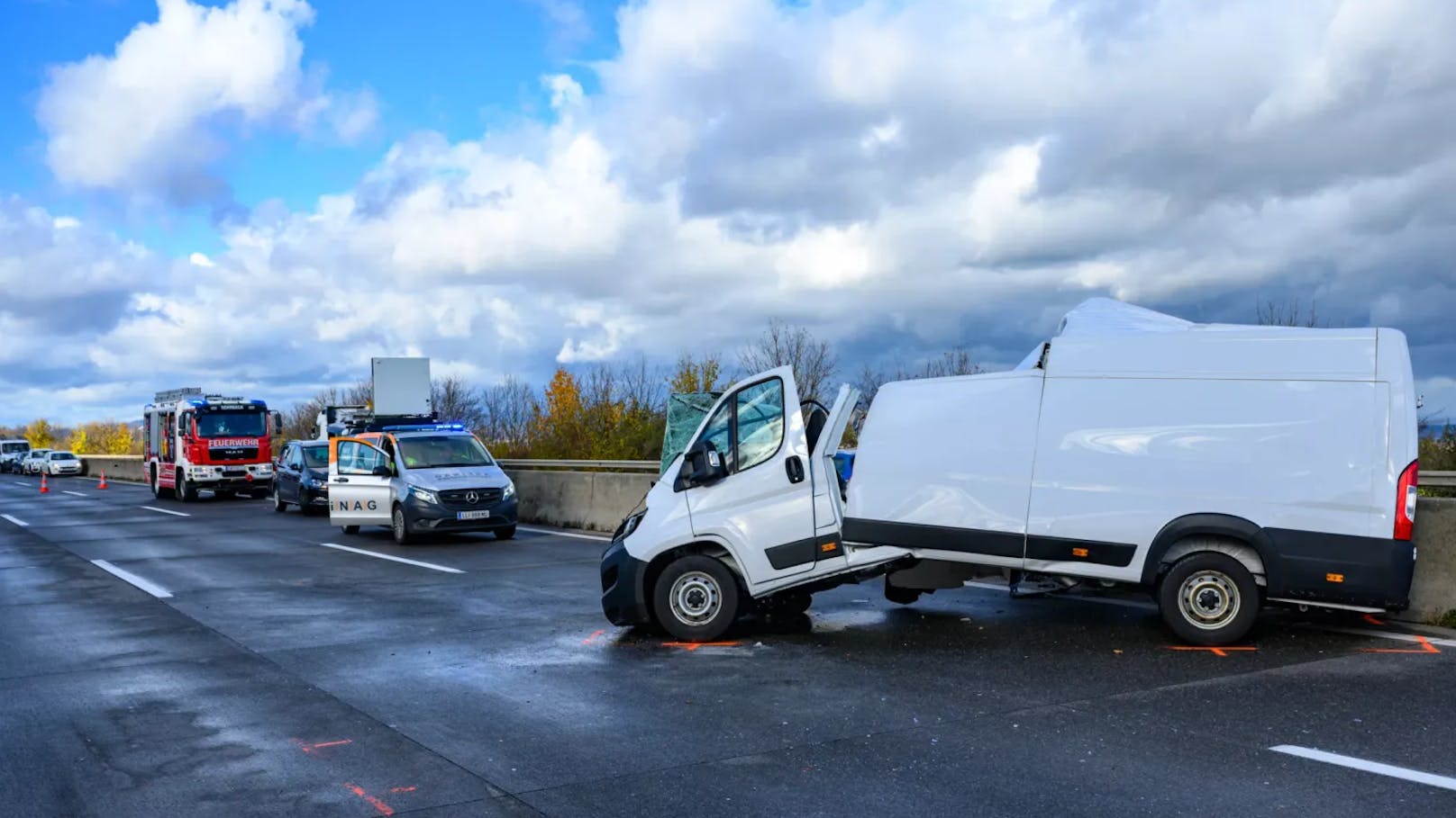 Laut Polizei erlitt eine Person Verletzungen: "Vermutlich der Insasse des Kleintransporters", sagt ein Sprecher zu "Heute".