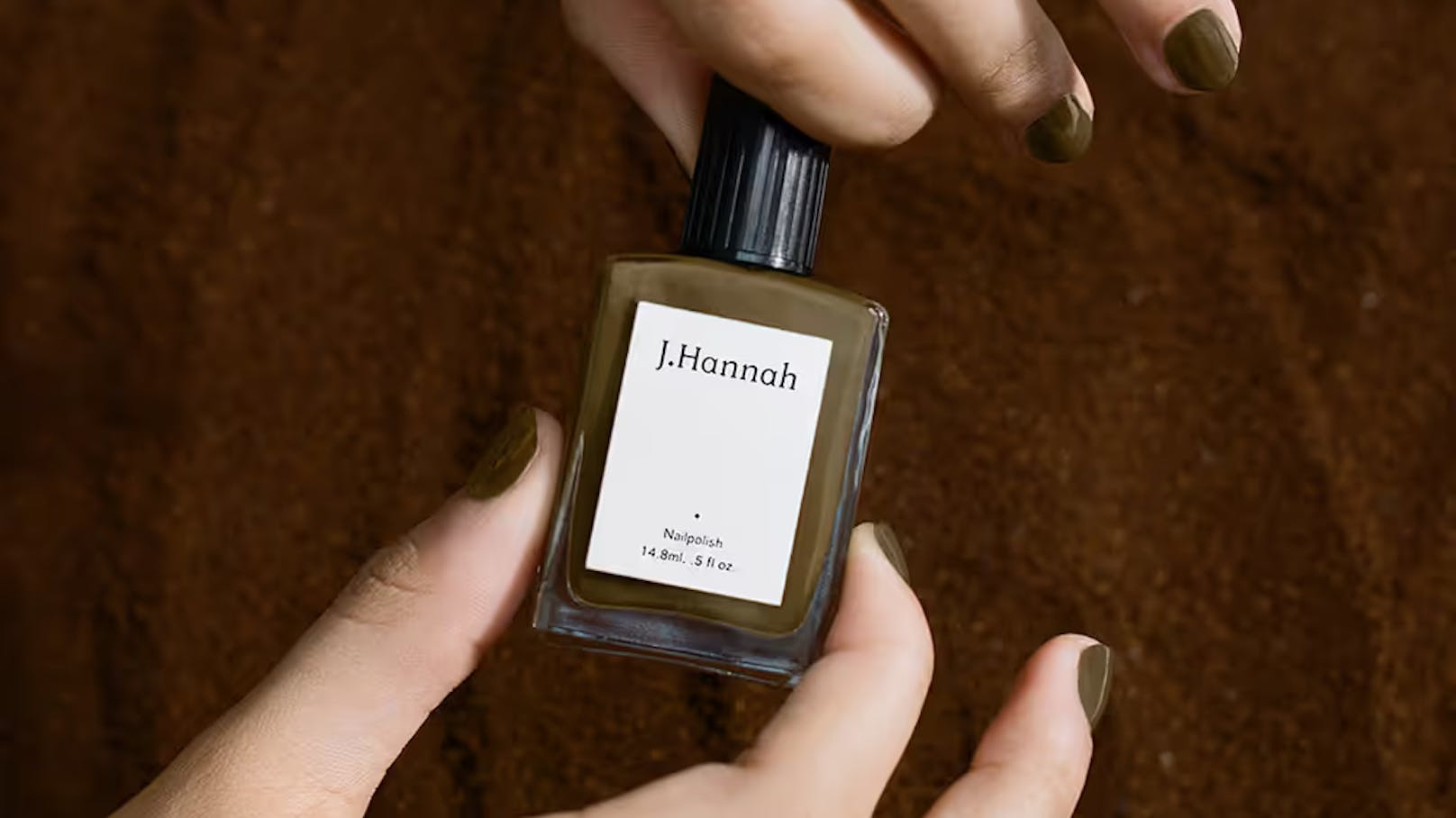 Als Nagellack hat die Farbe beim US-Labels J. Hannah den Namen "Compost" bekommen.