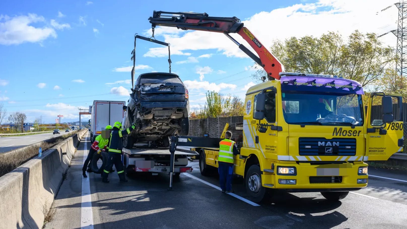 Fast zeitglich geschah ein weiterer Verkehrsunfall in der Nähe: Ein Pkw krachte mit einem Lastwagen zusammen.