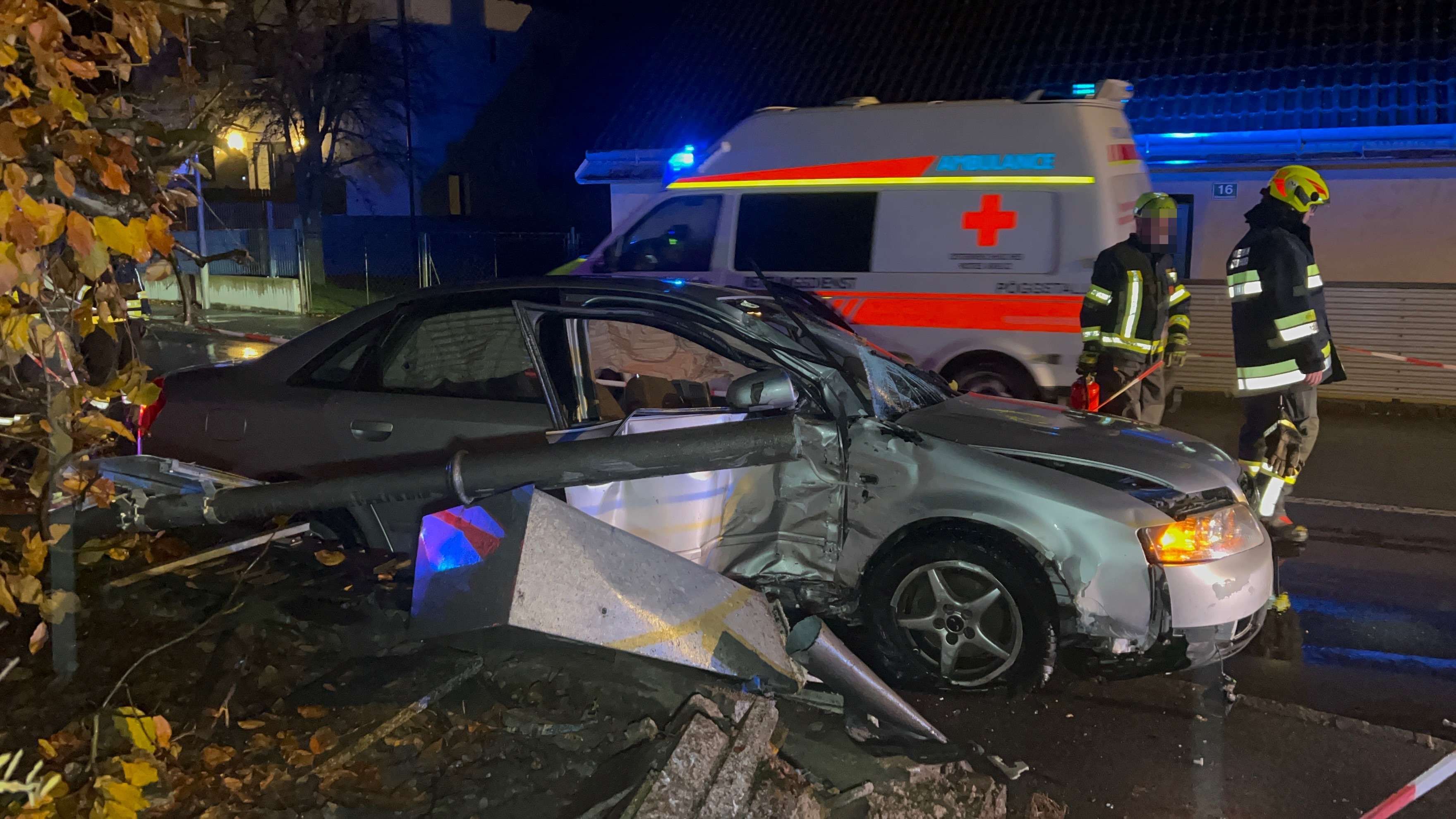 Der Audi wurde schwer beschädigt, vier Personen, darunter zwei Kinder, wurden verletzt.