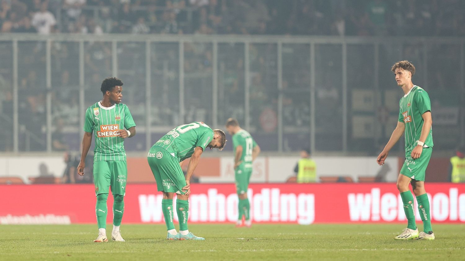 Enttäuschte Rapidler nach dem 0:0 im Derby gegen neun Austrianer.