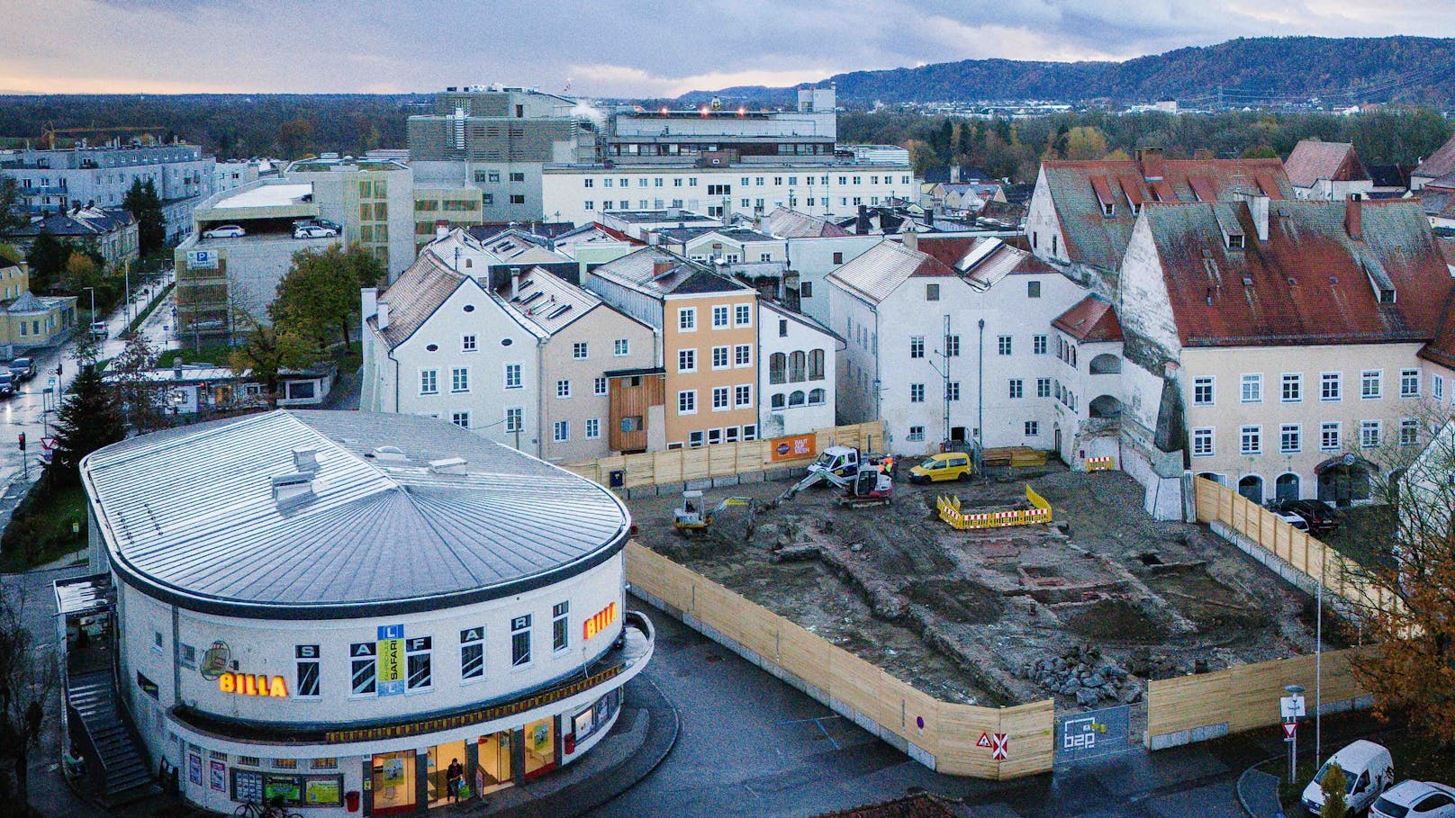 Im benachbarten Gebäude (li.) könnte eine zeitgeschichtliche Ausstellung Platz finden.