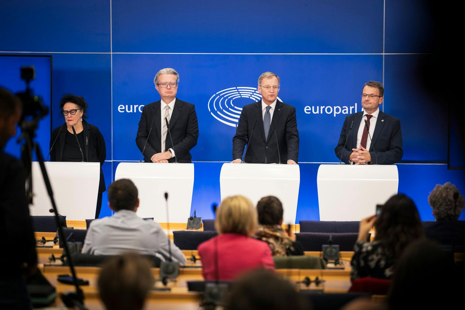 Elisabeth Schweeger, LH Christopher Drexler, LH Thomas Stelzer und EU-Parlamentarier und Kulturhaupstadt-Aufsichtsratschef Hannes Heide im EU-Parlament.