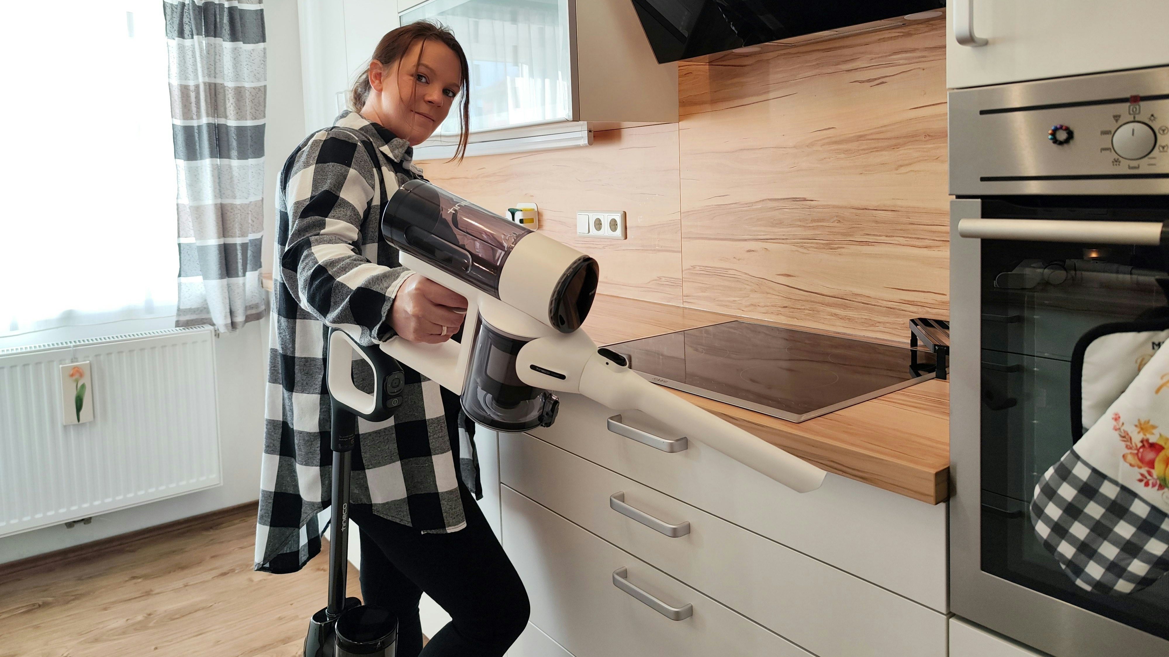 Cleanfluencerin Sabine alias "Littlelilium" in ihrem sauberen Zuhause. 