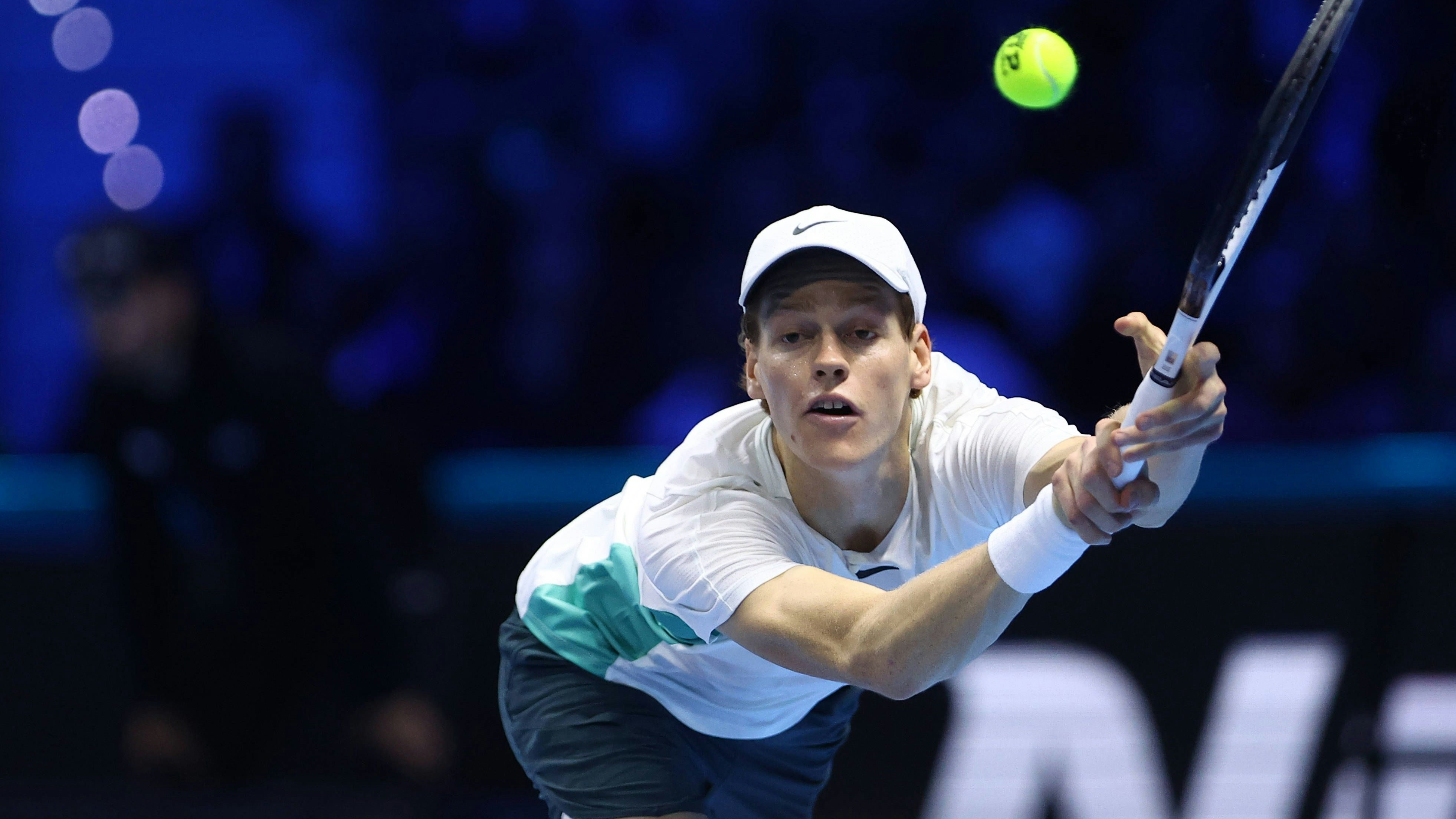 Jannik Sinner kämpft trotz fixer Halbfinal-Qualifikation.