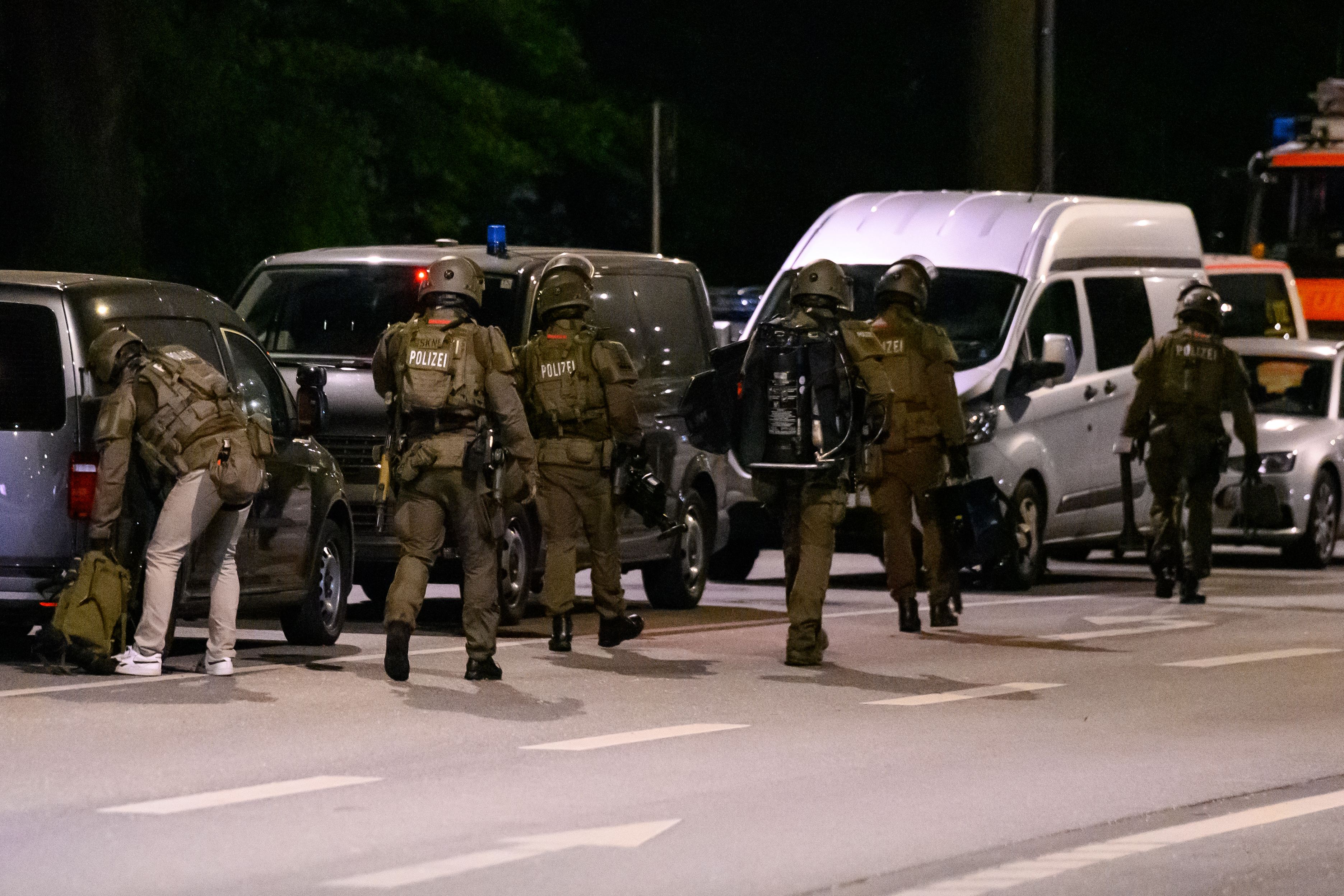 Beaamte des Sondereinsatzkommandos (SEK) bereiten sich auf einen Zugriff vor. Archivbild. 