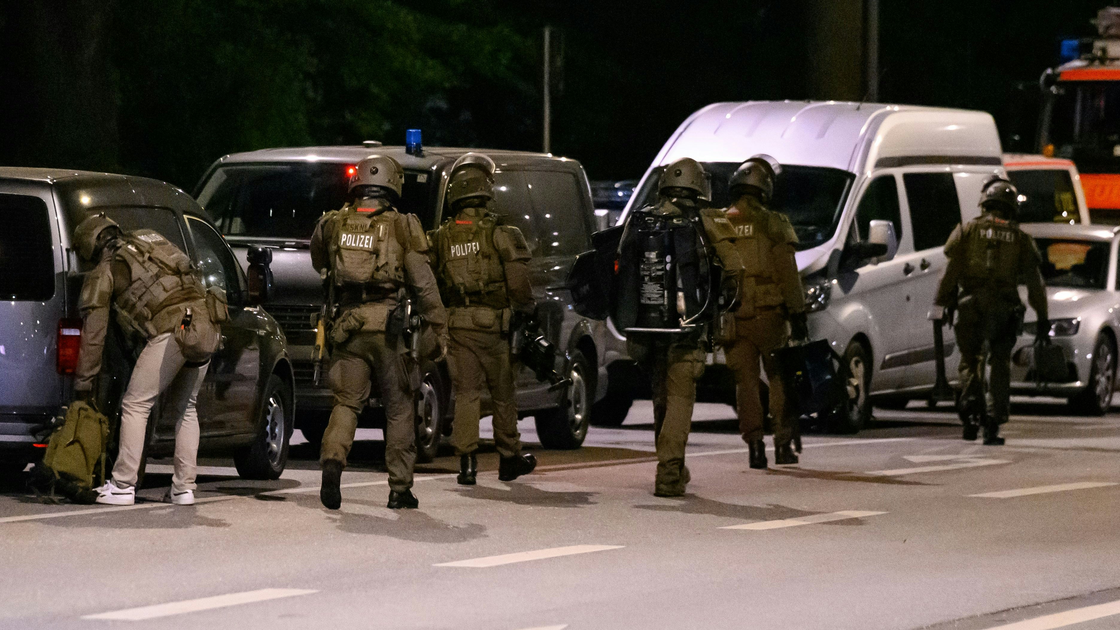 Beaamte des Sondereinsatzkommandos (SEK) bereiten sich auf einen Zugriff vor. Archivbild. 