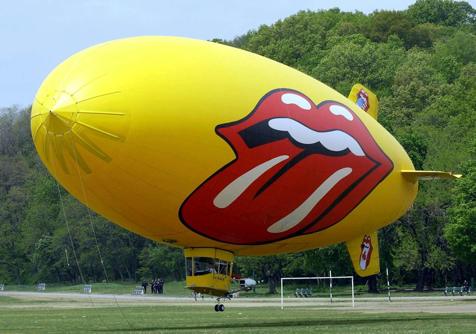 Das Rolling Stones Logo "Zunge und Lippen" wurde schon für unzählige Werbeaktionen benutzt. Hier auf einem Zeppelin, der die Band nach New York bringt.