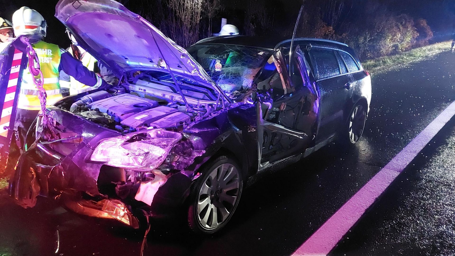 Die Autotüre wurde vom Pkw gerissen.