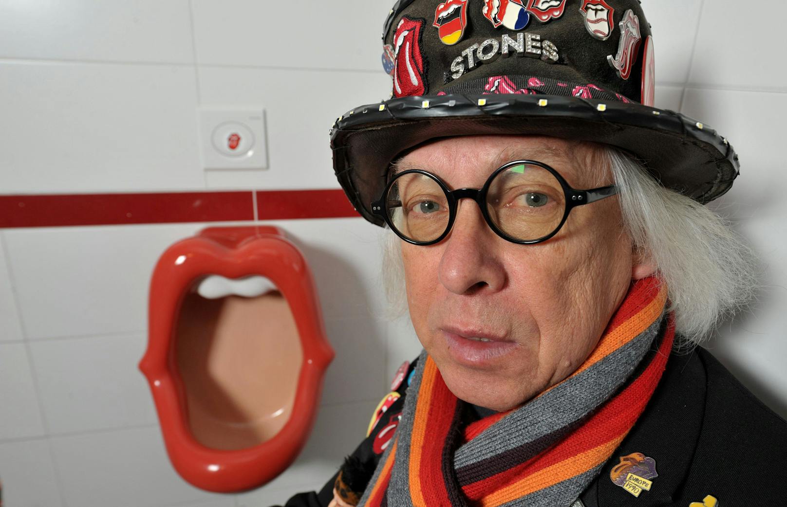 Der niederländische Künstler entwickelte aus dem berühmten Rolling Stones Logo Urinale.