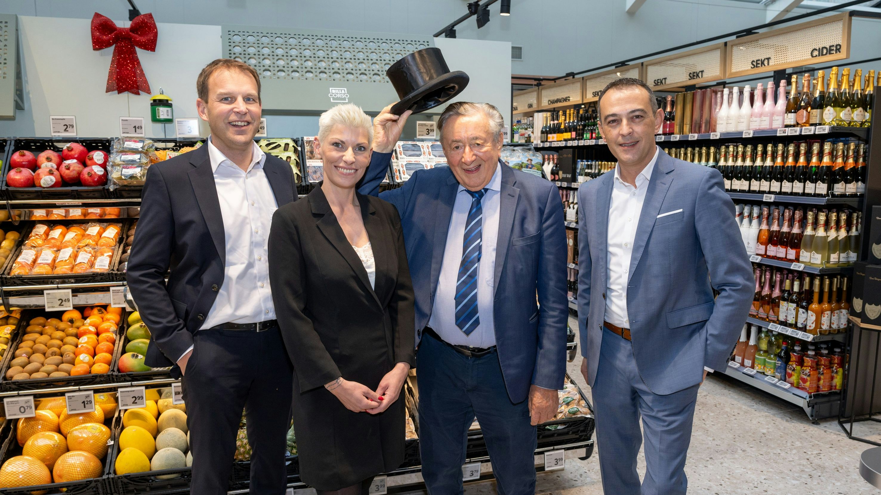 Eric Scharnitz (Billa Vertriebsdirektor), Barbara Wurzer (Billa Corso Marktmanagerin), Richard Lugner und Leo Krastev (Billa Vertriebsmanager) in der neuen Filiale.