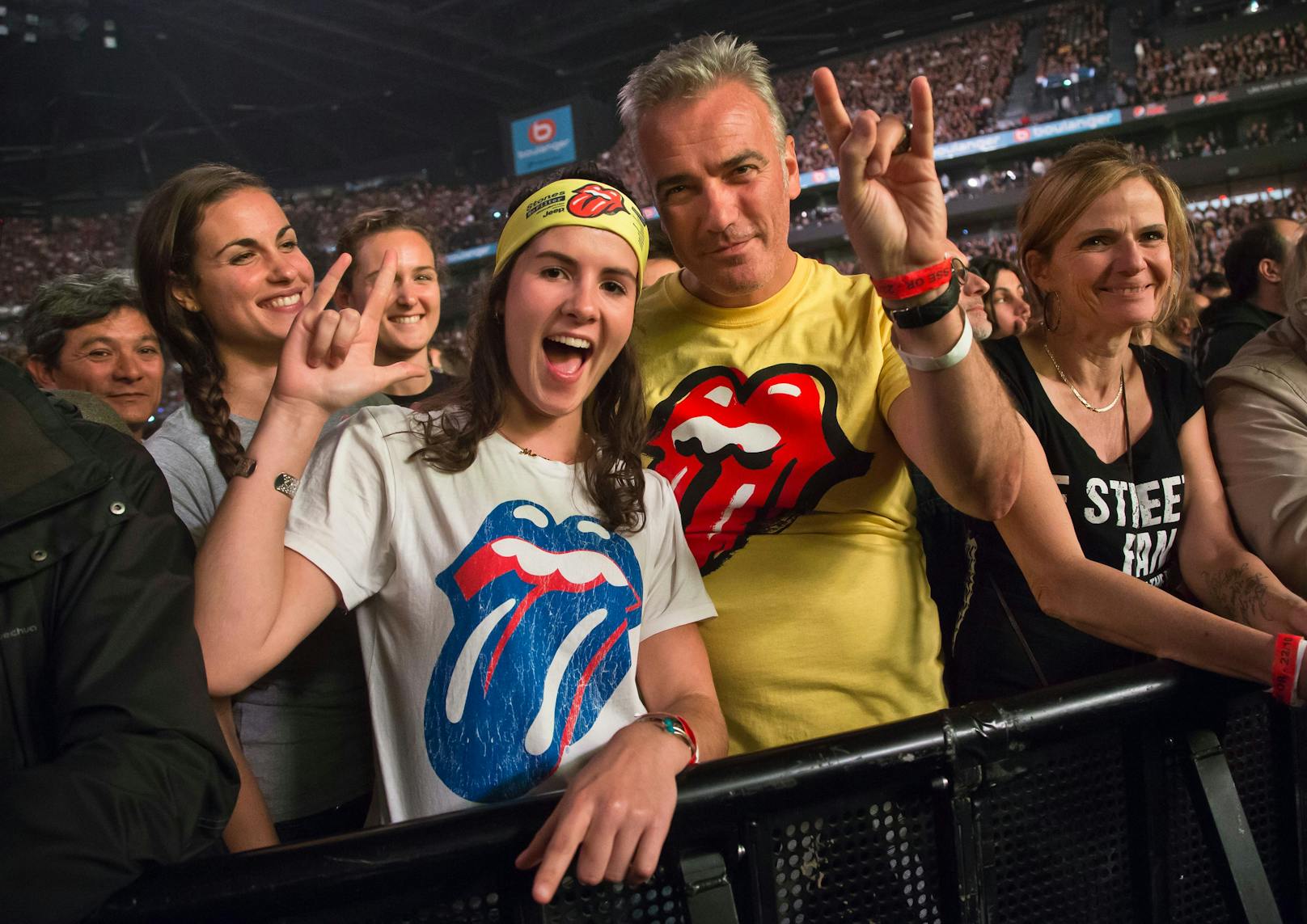 Fans auf einem Rolling Stones-Konzert in Paris.