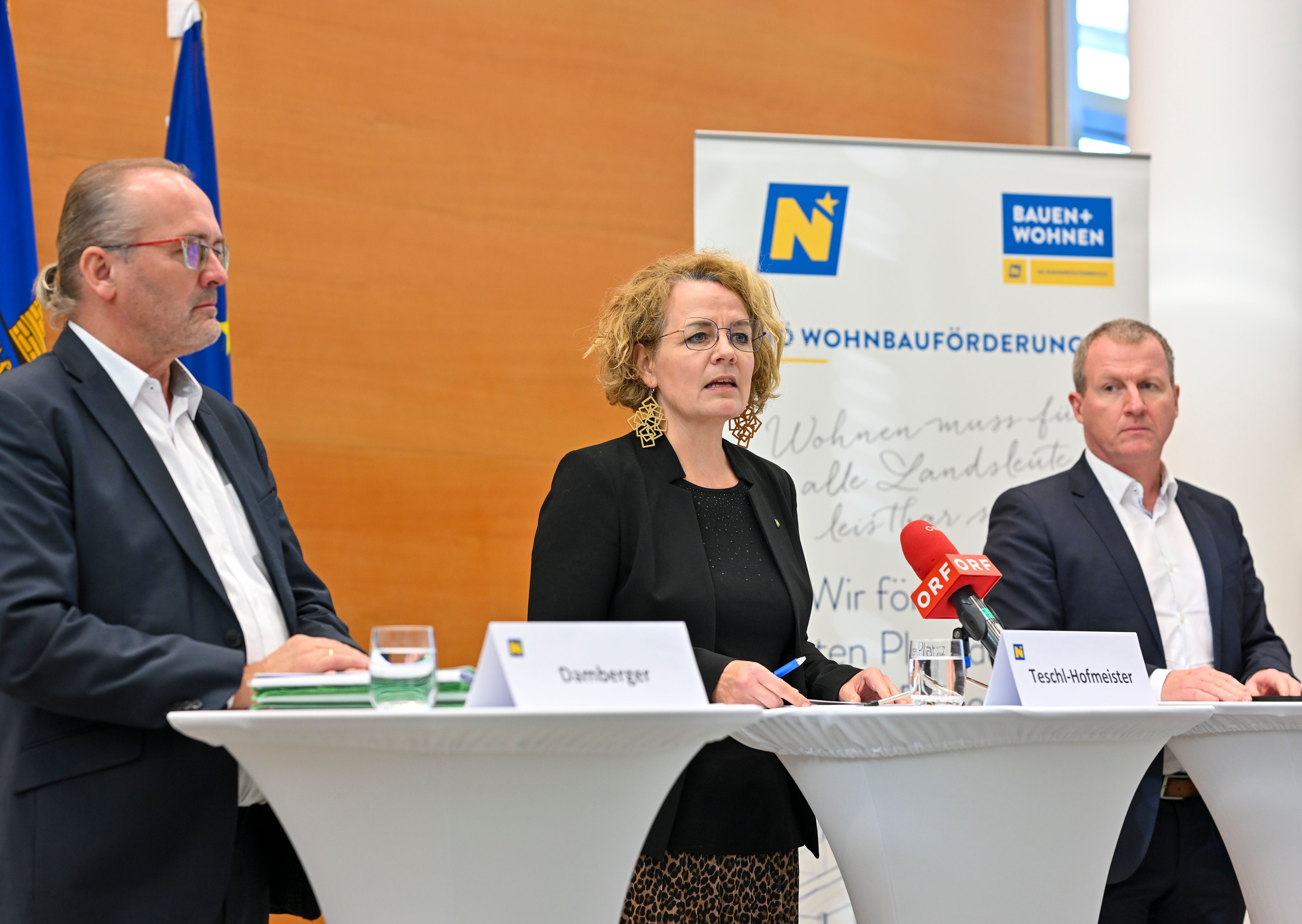 Wohnbau-Landesrätin Christiane Teschl-Hofmeister (Mi.) gemeinsam mit Manfred Damberger, Obmann der GBV Landesgruppe Niederösterreich (li.), und Stefan Graf, Geschäftsführender Gesellschafter und CEO von Leyrer + Graf (re.)