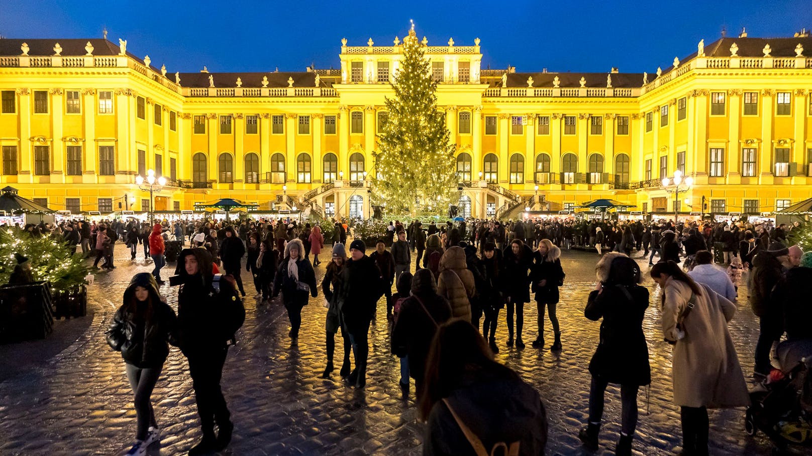 Kaiserlicher Weihnachtsmarkt startet nun in Schönbrunn