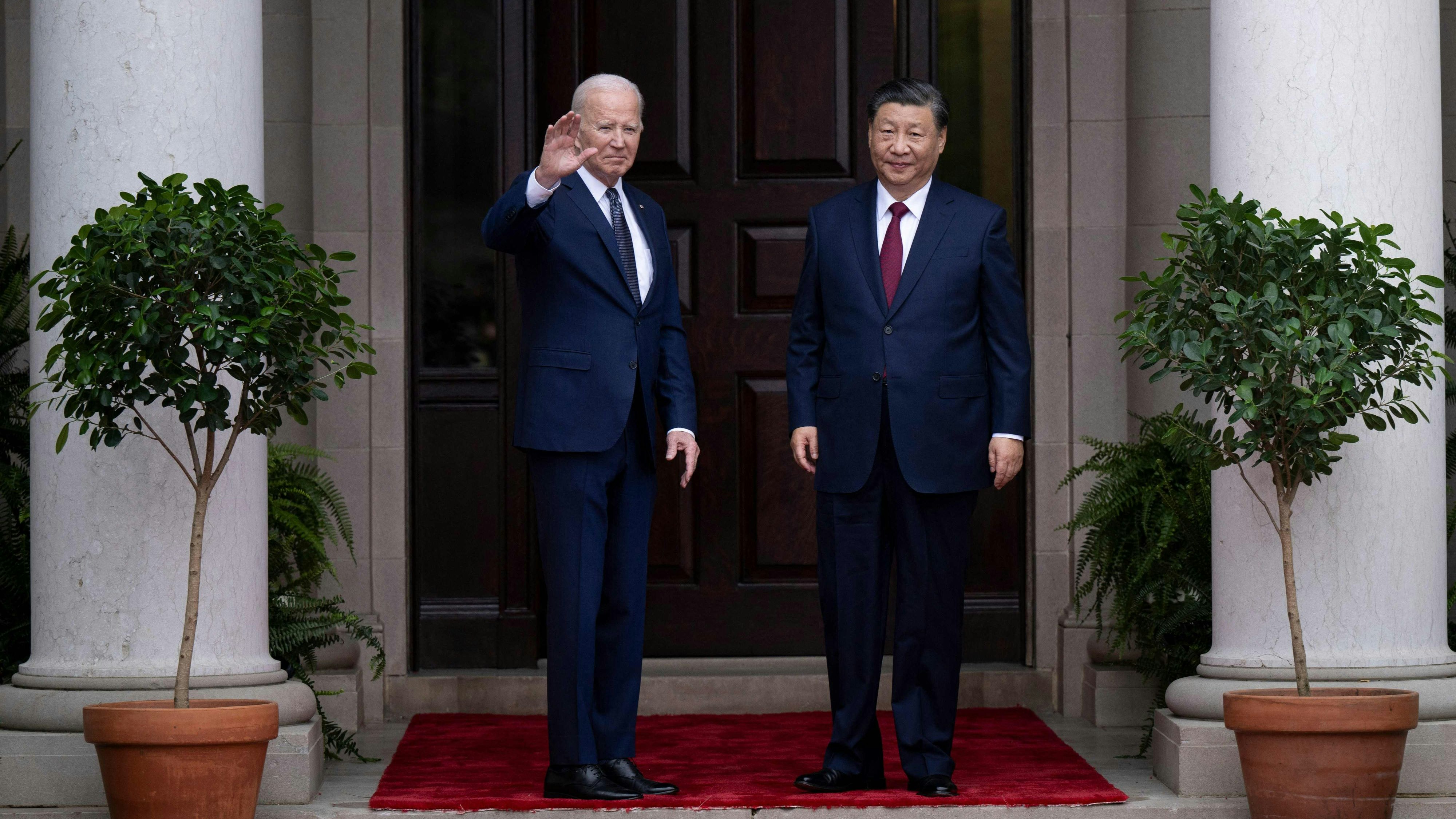 Download von www.picturedesk.com am 16.11.2023 (07:15).  US President Joe Biden greets Chinese President Xi Jinping before a meeting during the Asia-Pacific Economic Cooperation (APEC) Leaders' week in Woodside, California on November 15, 2023. Biden and Xi will try to prevent the superpowers' rivalry spilling into conflict when they meet for the first time in a year at a high-stakes summit in San Francisco on Wednesday. With tensions soaring over issues including Taiwan, sanctions and trade, the leaders of the world's largest economies are expected to hold at least three hours of talks at the Filoli country estate on the city's outskirts. (Photo by Brendan Smialowski / AFP) - 20231115_PD11752 - Rechteinfo: Rights Managed (RM) Nur für redaktionelle Nutzung! Werbliche Nutzung erfordert Freigabe: bitte schicken Sie uns eine Anfrage.