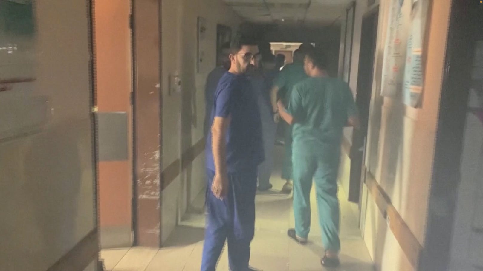 Mediziner betrachten die Schäden in den rauchgefüllten Krankenzimmern des Al-Shifa-Krankenhauses nach dem israelischen Angriff.