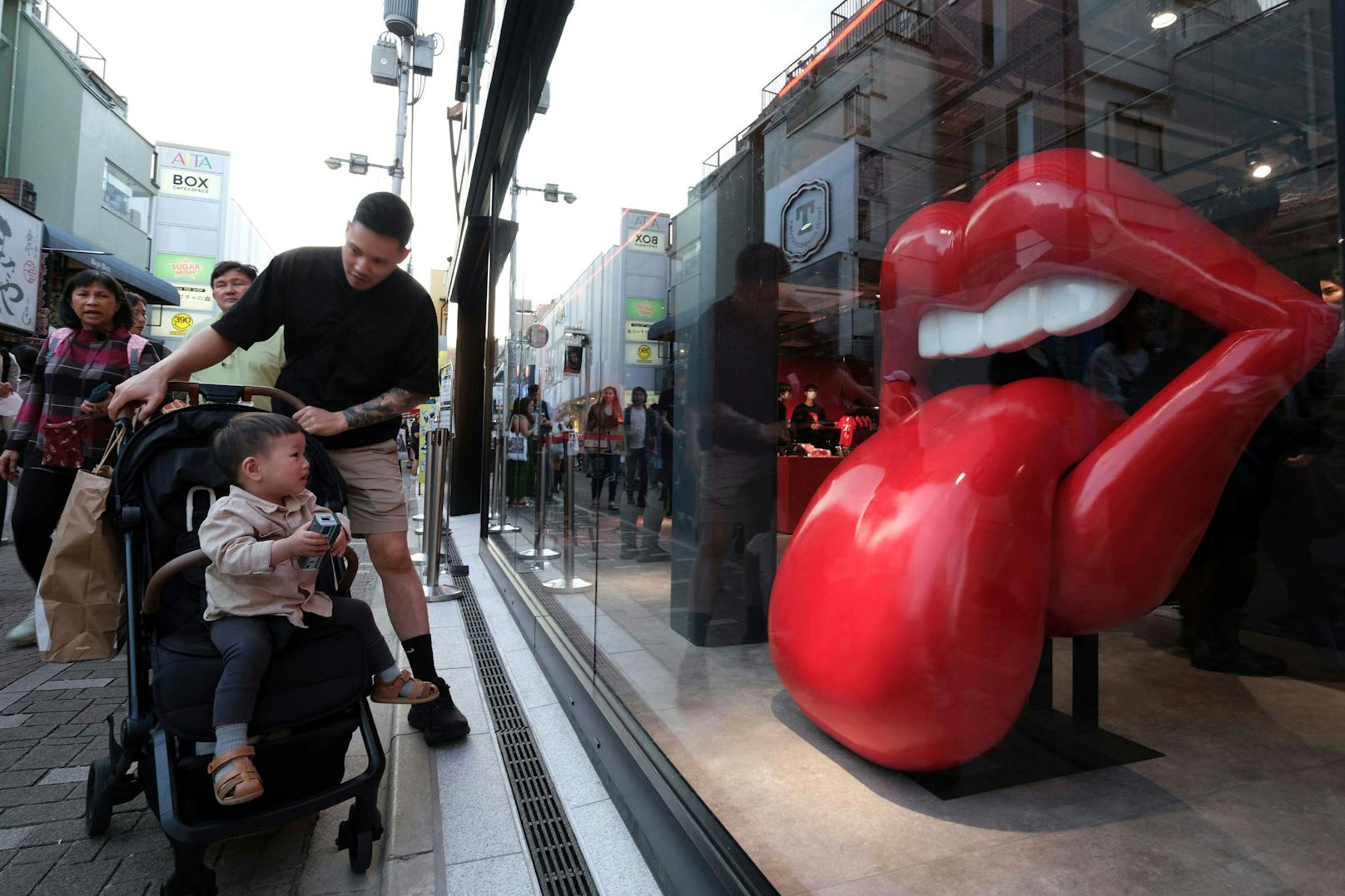 Das Rolling Stones Logo "Zunge und Lippen" wurde schon für unzählige Aktionen benutzt. Hier im 2023 im einem Musikgeschäft in Tokio.