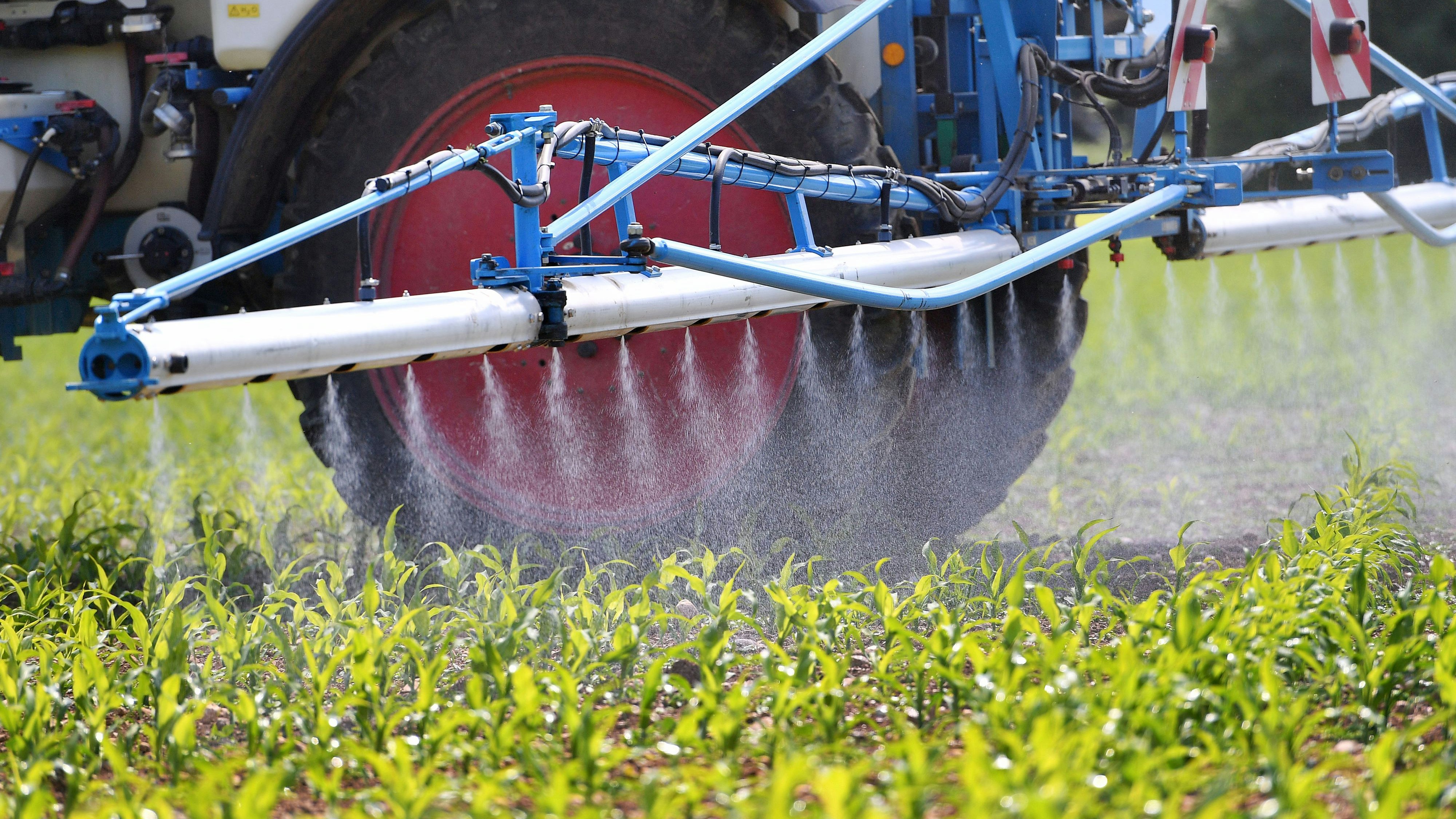 Download von www.picturedesk.com am 16.11.2023 (12:03).  A farmer applies the phytosanitary glyphosate on a field, spraying, spraying, spraying, tractor, spraying whitewash, weed killing, poison, carcinogenic, agriculture, agriculture, agriculture, Monsanto, BAYER. | usage worldwide - 20200602_PD8461 - Rechteinfo: Rights Managed (RM)