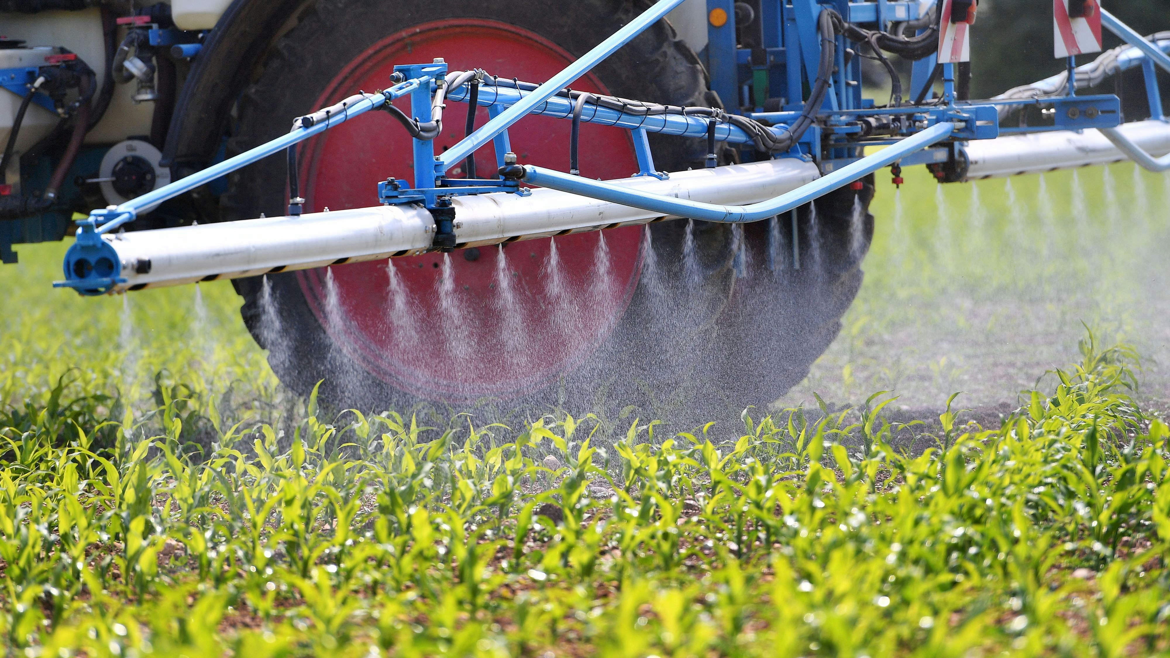 Download von www.picturedesk.com am 16.11.2023 (12:03).  A farmer applies the phytosanitary glyphosate on a field, spraying, spraying, spraying, tractor, spraying whitewash, weed killing, poison, carcinogenic, agriculture, agriculture, agriculture, Monsanto, BAYER. | usage worldwide - 20200602_PD8461 - Rechteinfo: Rights Managed (RM)