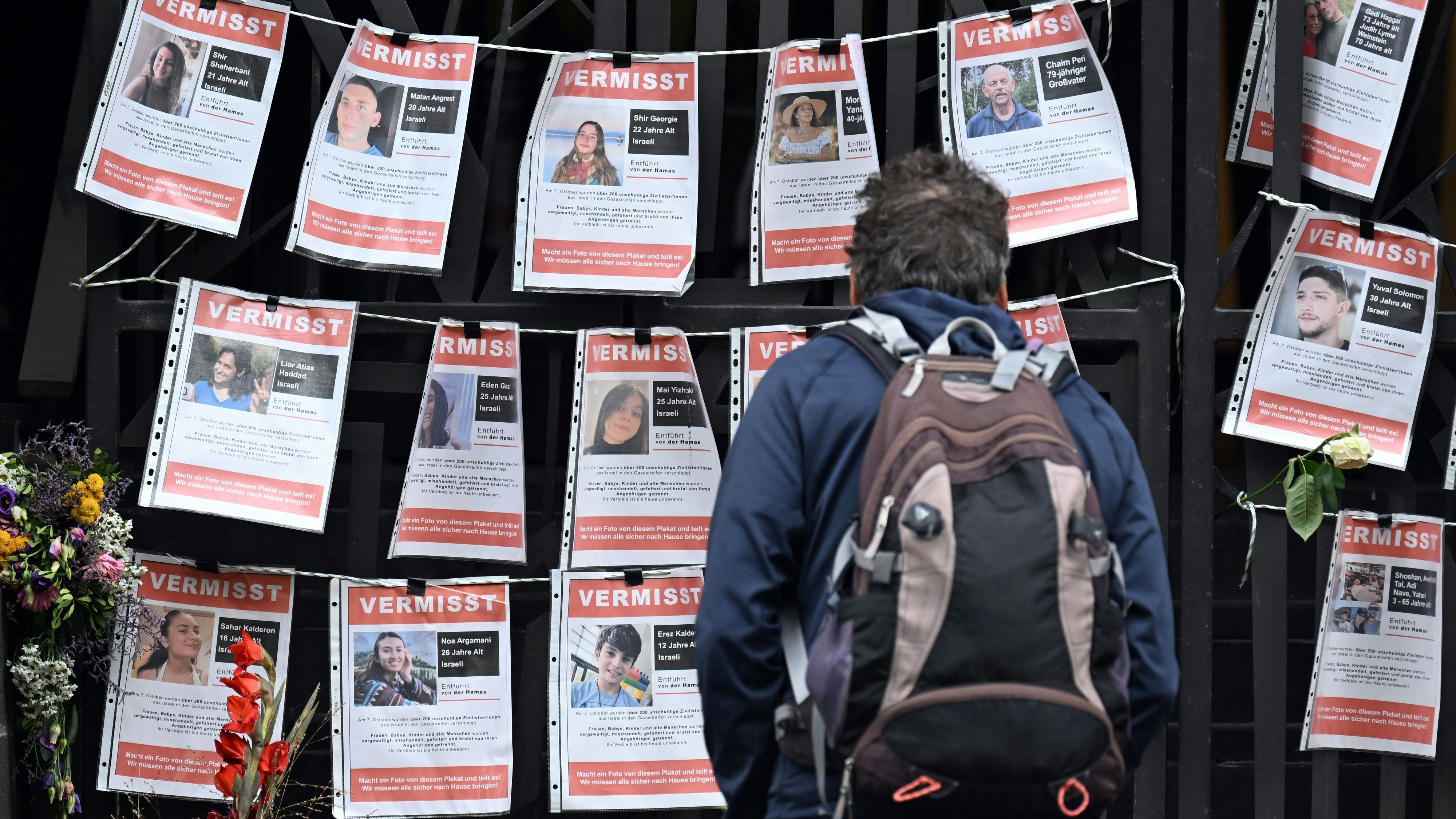 Download von www.picturedesk.com am 16.11.2023 (07:57).  30 October 2023, North Rhine-Westphalia, Cologne: Pictures of people kidnapped in Gaza hang on the synagogue. 239 soldiers and civilians are held hostage by the terrorist organization Hamas in Gaza. Photo: Federico Gambarini/dpa - 20231030_PD3709 - Rechteinfo: Rights Managed (RM)
