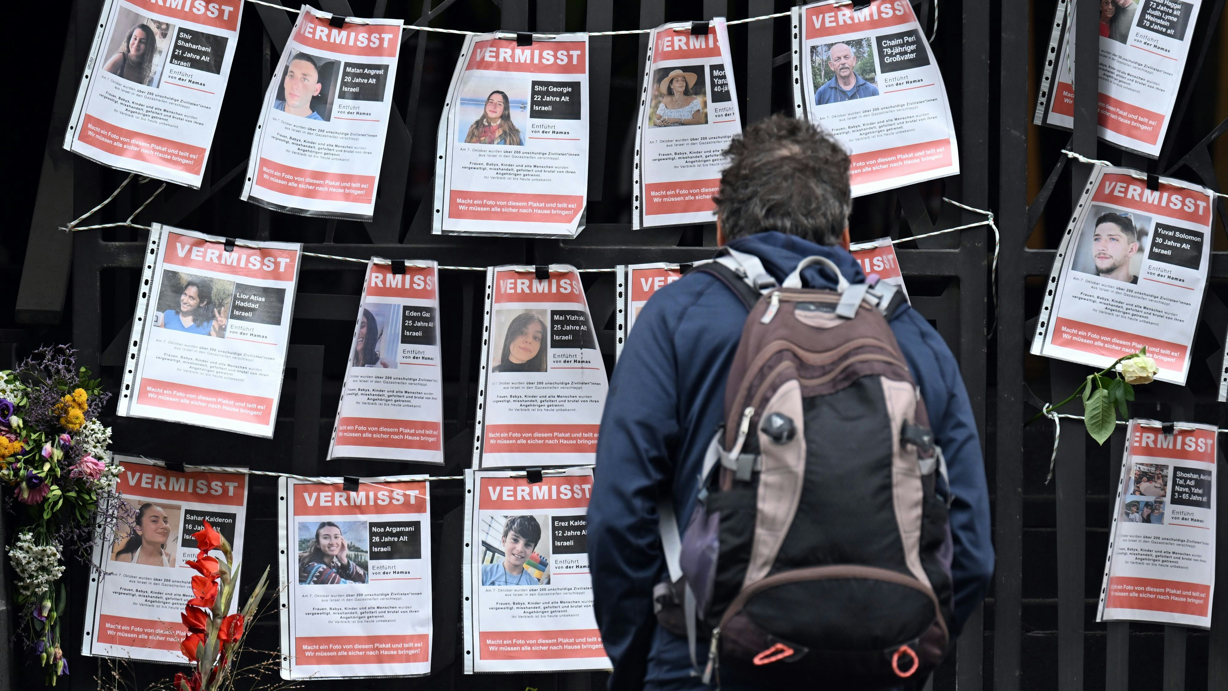 Download von www.picturedesk.com am 16.11.2023 (07:57).  30 October 2023, North Rhine-Westphalia, Cologne: Pictures of people kidnapped in Gaza hang on the synagogue. 239 soldiers and civilians are held hostage by the terrorist organization Hamas in Gaza. Photo: Federico Gambarini/dpa - 20231030_PD3709 - Rechteinfo: Rights Managed (RM)