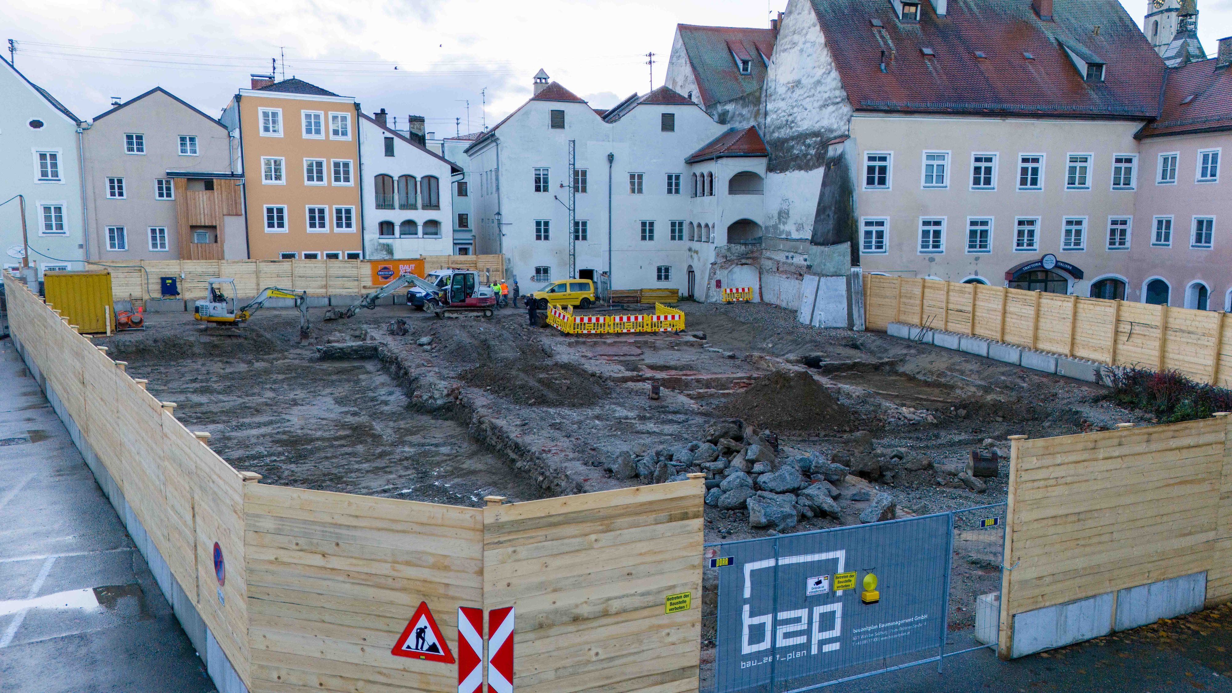 Seit Kurzem wird auf der Baustelle im Zentrum der Bezirkshauptstadt gearbeitet.