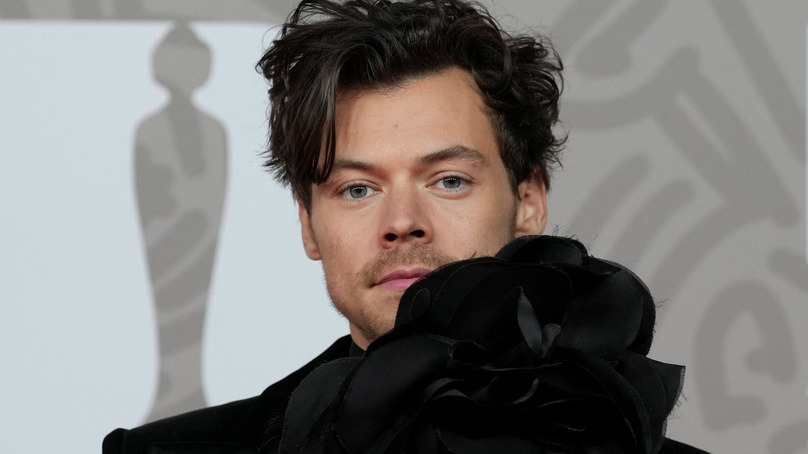 Fans gespalten - Harry Styles präsentiert seine Glatze
