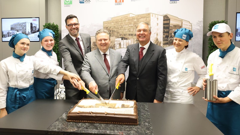 Gratulation! Mit einer Torte wurde die Eröffnung des neuen Bildungscampus gefeiert.