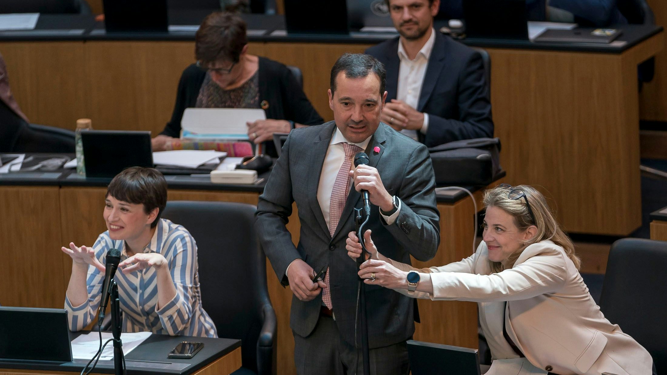 Bei Gerald Loacker – und bei den NEOS allgemein – wird besonders viel gelacht.