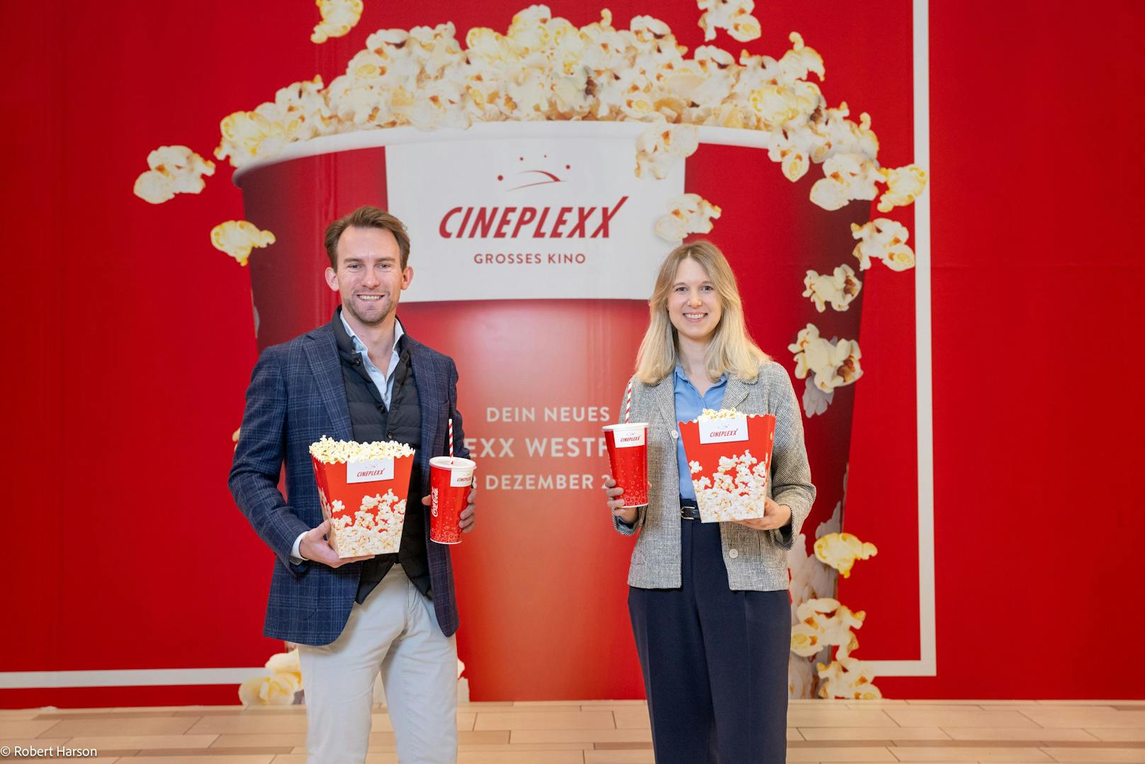 Lucas Langhammer (Cineplexx) mit Verena Haller vom SCS-Eigentümer Unibail-Rodamco-Westfield